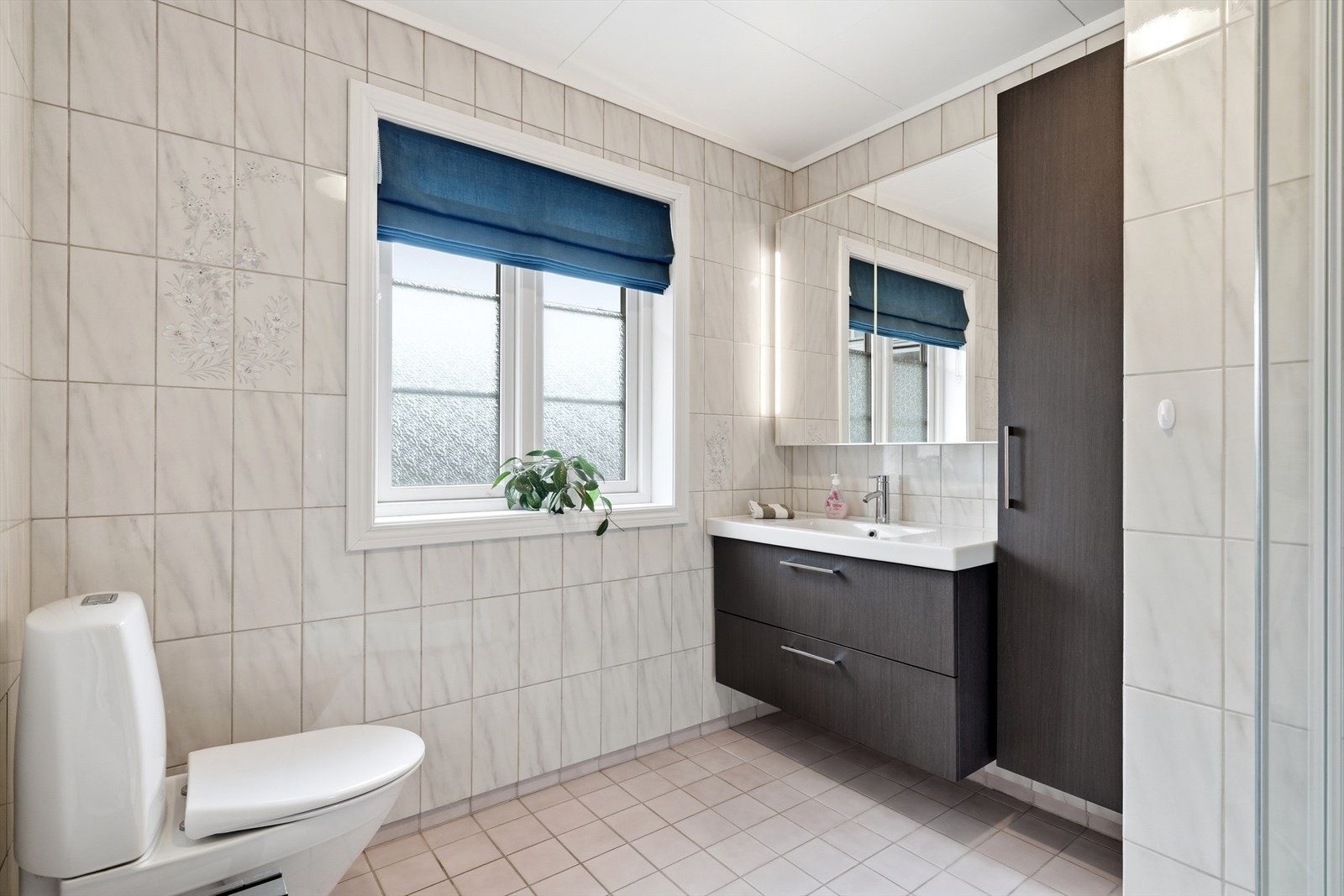 Badet i første etasje er utstyrt med toalett, servantinnredning og dusjkabinett. Galleribilde