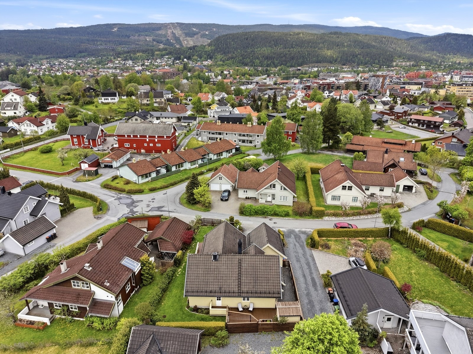 Området byr på gode turmuligheter med nærhet til skog og mark, dessuten også med gangavtstand til bysentrum. Galleribilde