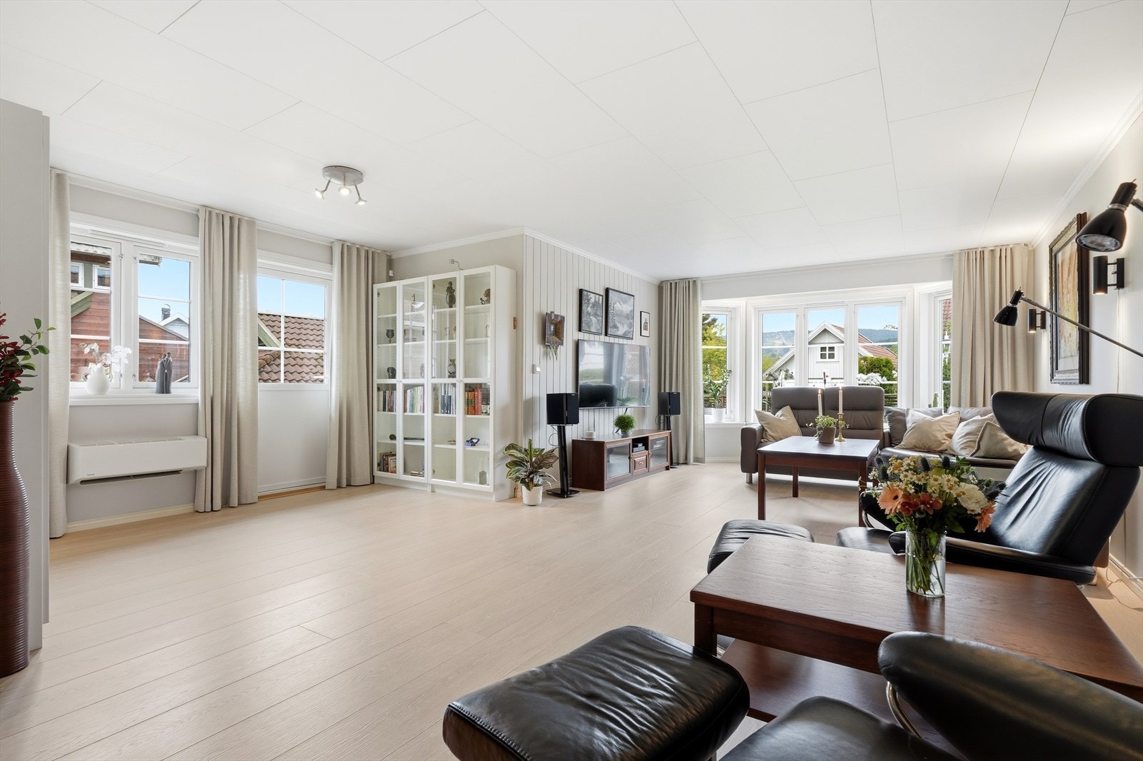 Stuen har en åpen og luftig utforming med flere møbleringssoner. Galleribilde