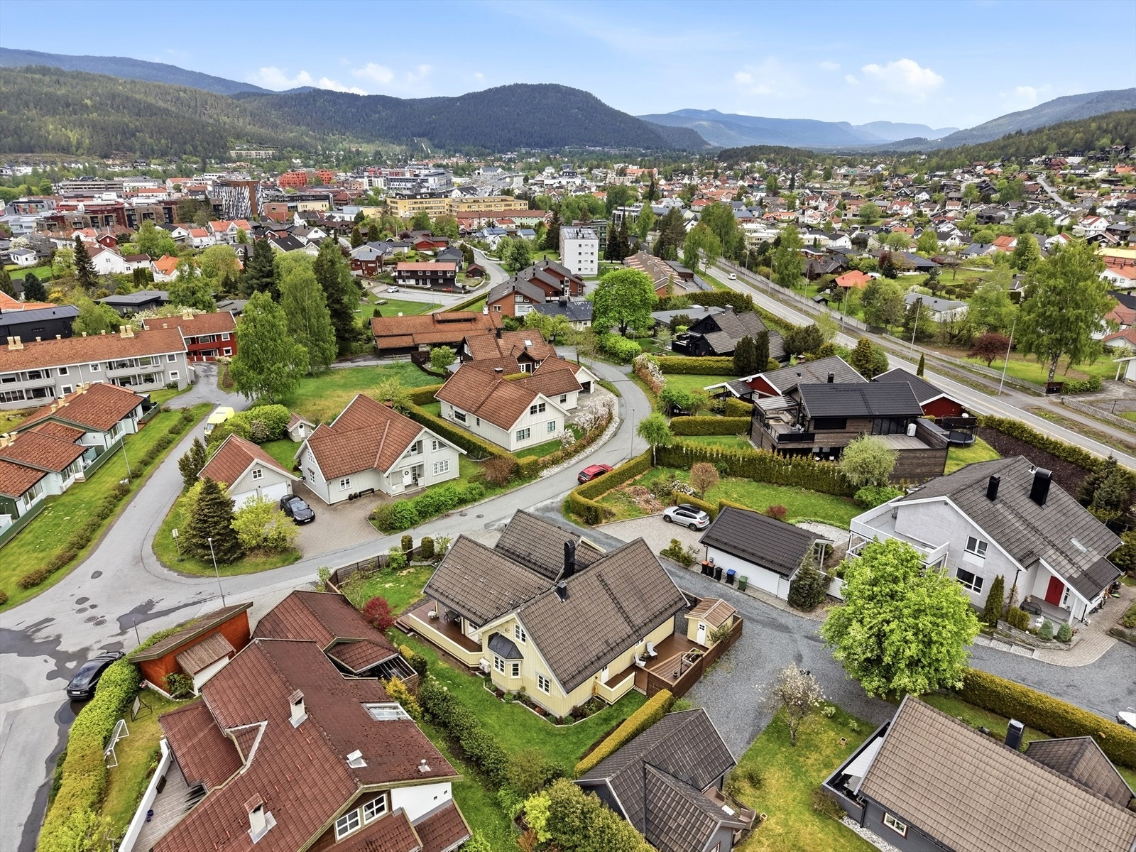 Kort vei til sentrum, skoler og matbutikk. Joker Risteigen, som er søndagsåpen, ligger kun 250 meter fra huset. Galleribilde