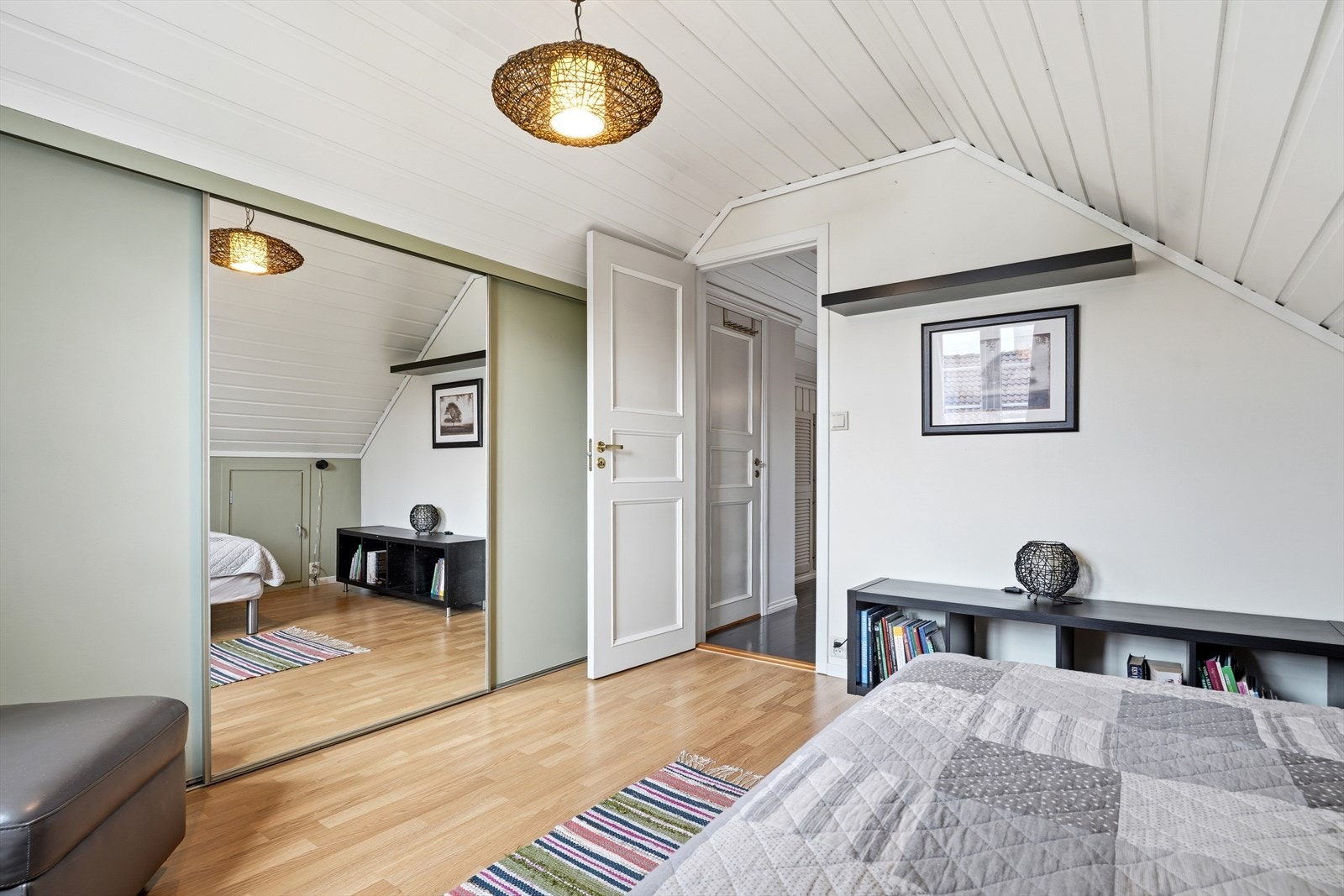 Det ene av to soverom i loftsetasjen. Rommet har skyvedørsgarderobe for effektiv utnyttelse av plass, hvilket gir ekstra god oppbevaring. Galleribilde