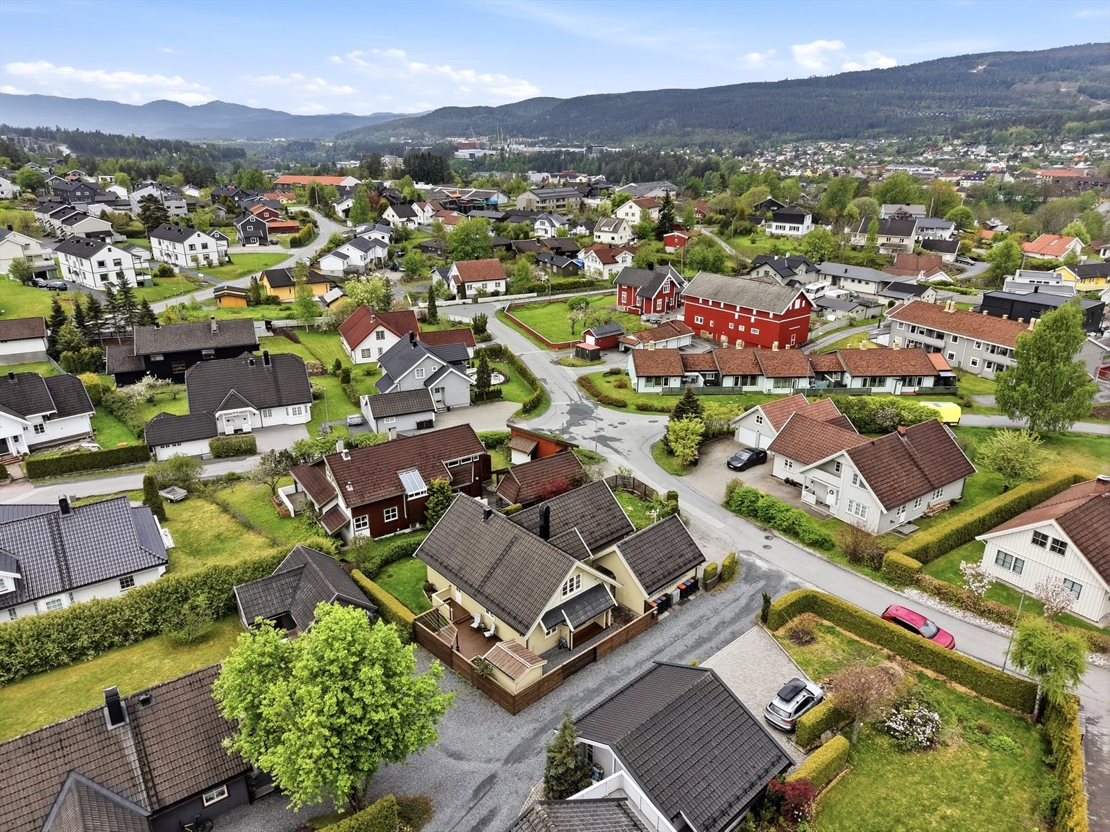 Nabolaget er barnevennlig med flere skoler og barnehager i gangavstand, blant annet Risteigen barnehage 300 meter unna. Galleribilde