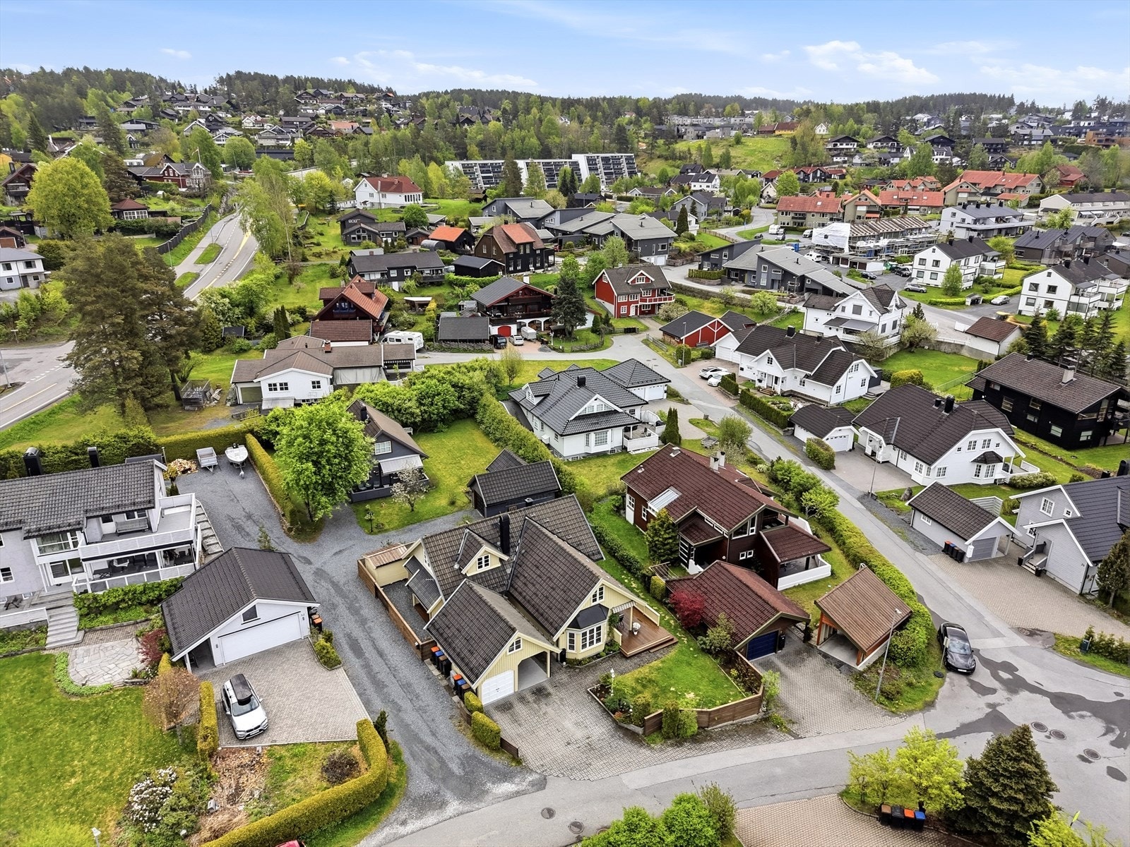Eiendommen ligger i et etablert og rolig boligområde i Kongsberg, passe nært fra byen og fra marka. Galleribilde