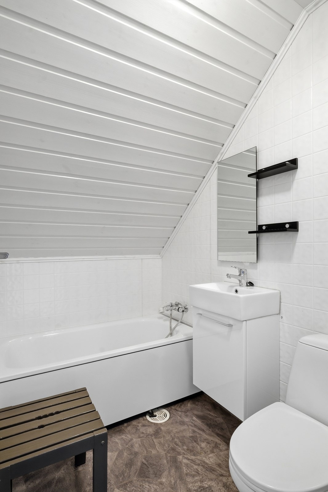 Badet på loftet ble pusset opp tidlig på 2000-tallet og har badekar, servant og toalett. Galleribilde