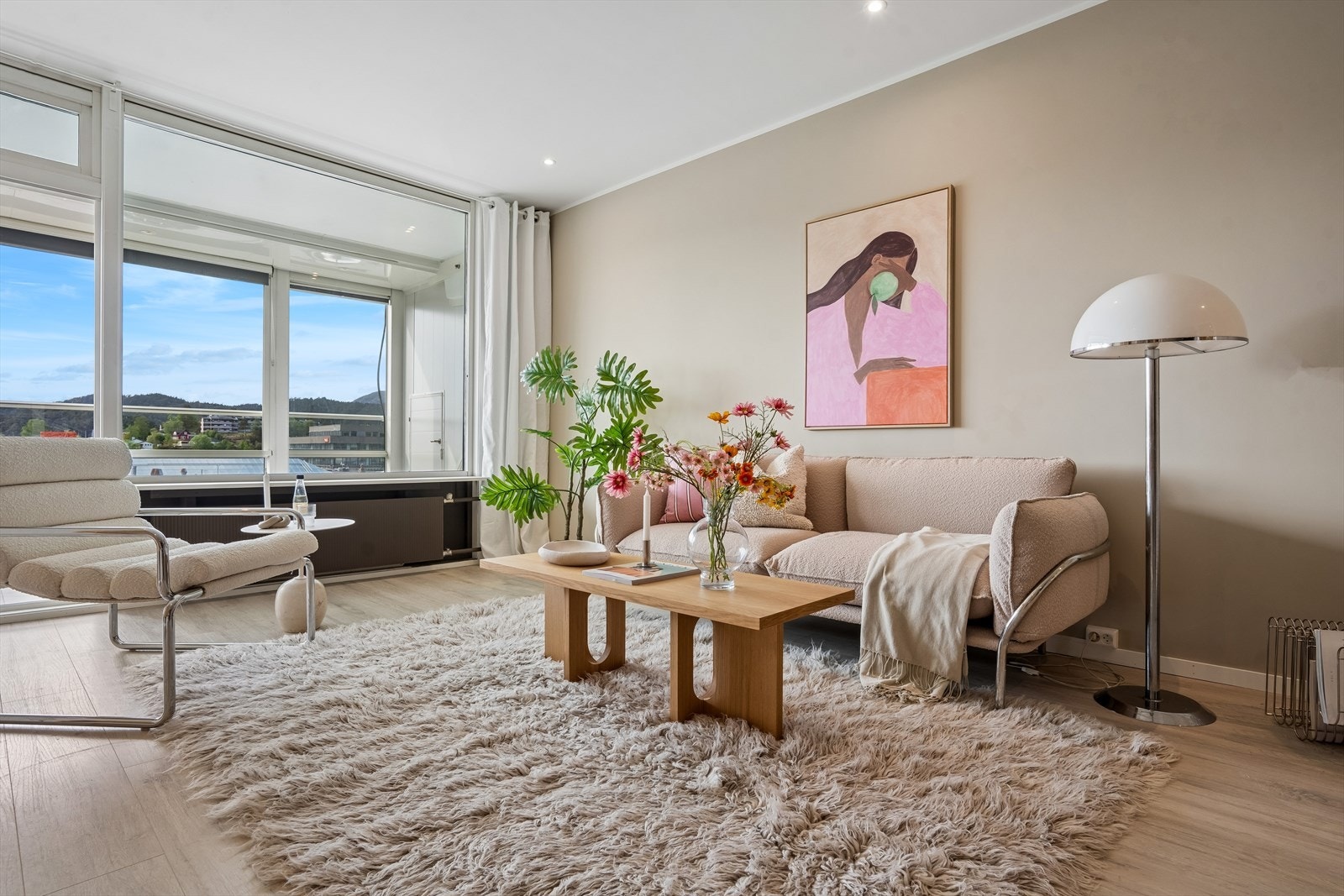 Fra stuen er det direkte utgang til den innglassede altanen, som slipper rikelig med dagslys inn. Gulvet har klikklaminat og himlingen har downlights. Galleribilde