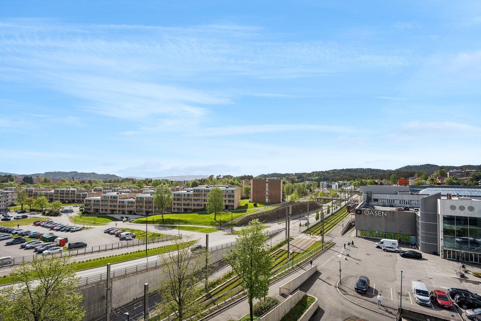 Fra leiligheten er det kort gangavstand til Oasen senter med et bredt utvalg av butikker og servicetilbud. Både Bybanen og bussterminal ligger like ved. Galleribilde