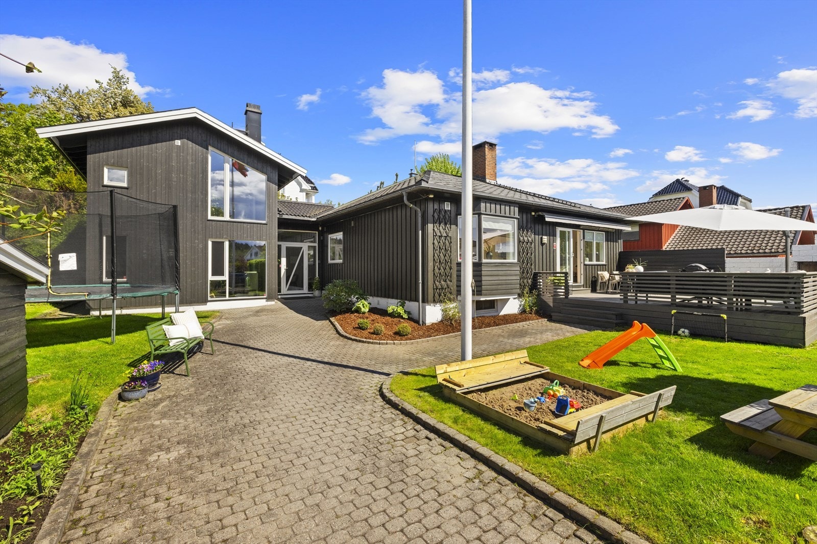 Denne attraktive familieboligen er oppført i 1955 og består av en original del samt et moderne tilbygg arkitekttegnet av Børve Borchsenius fra 2012 Galleribilde