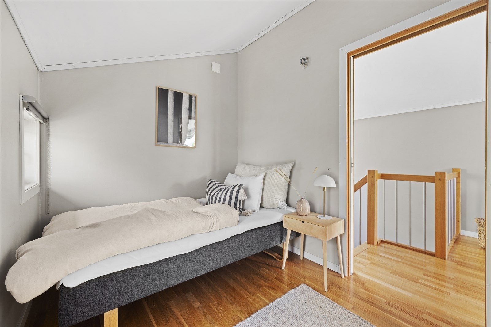 Begge soverommene i tilbygget har plass til seng, kommode og skrivebord Galleribilde