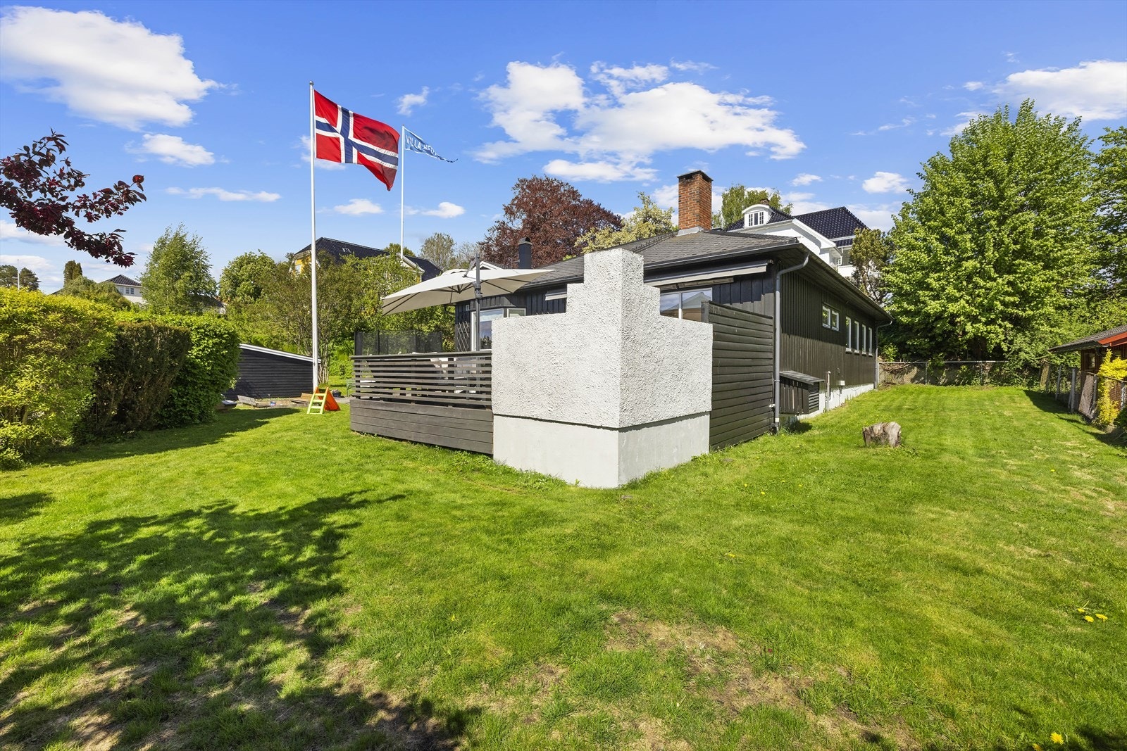 Tomten fremstår som særdeles barne- og hundevennlig, med god plass til lek og aktiviteter Galleribilde