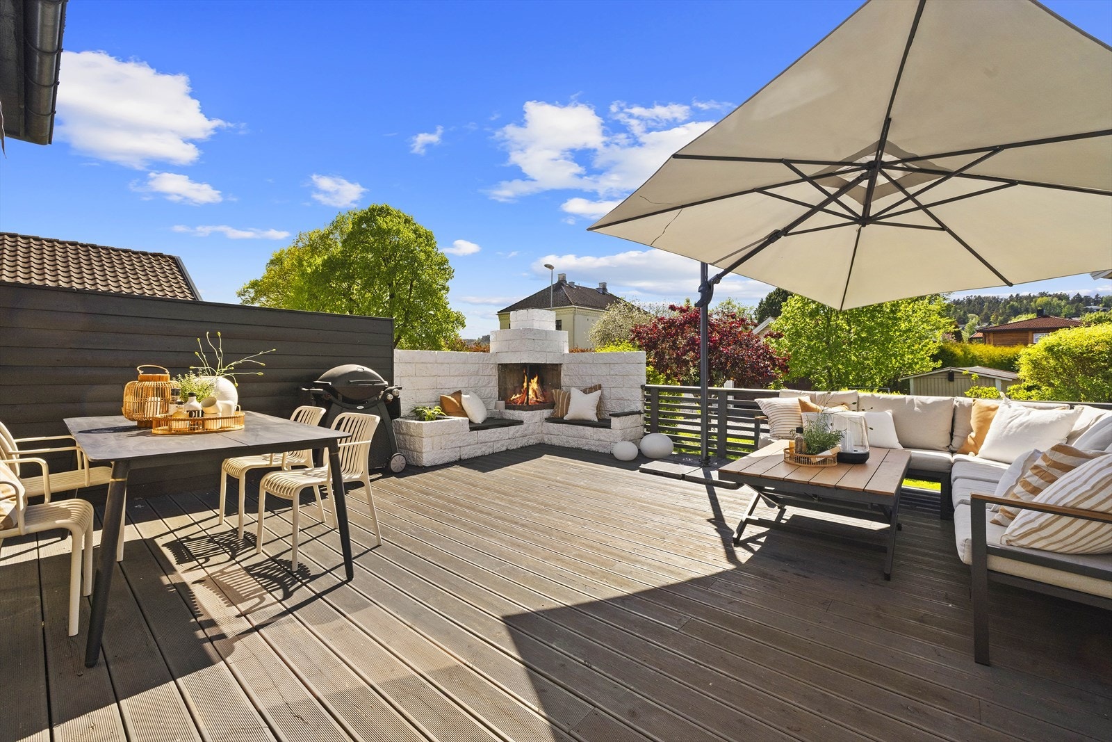 Utenfor stuen, mot vest, er det en stor, solrik terrasse med god plass til flere sittegrupper Galleribilde