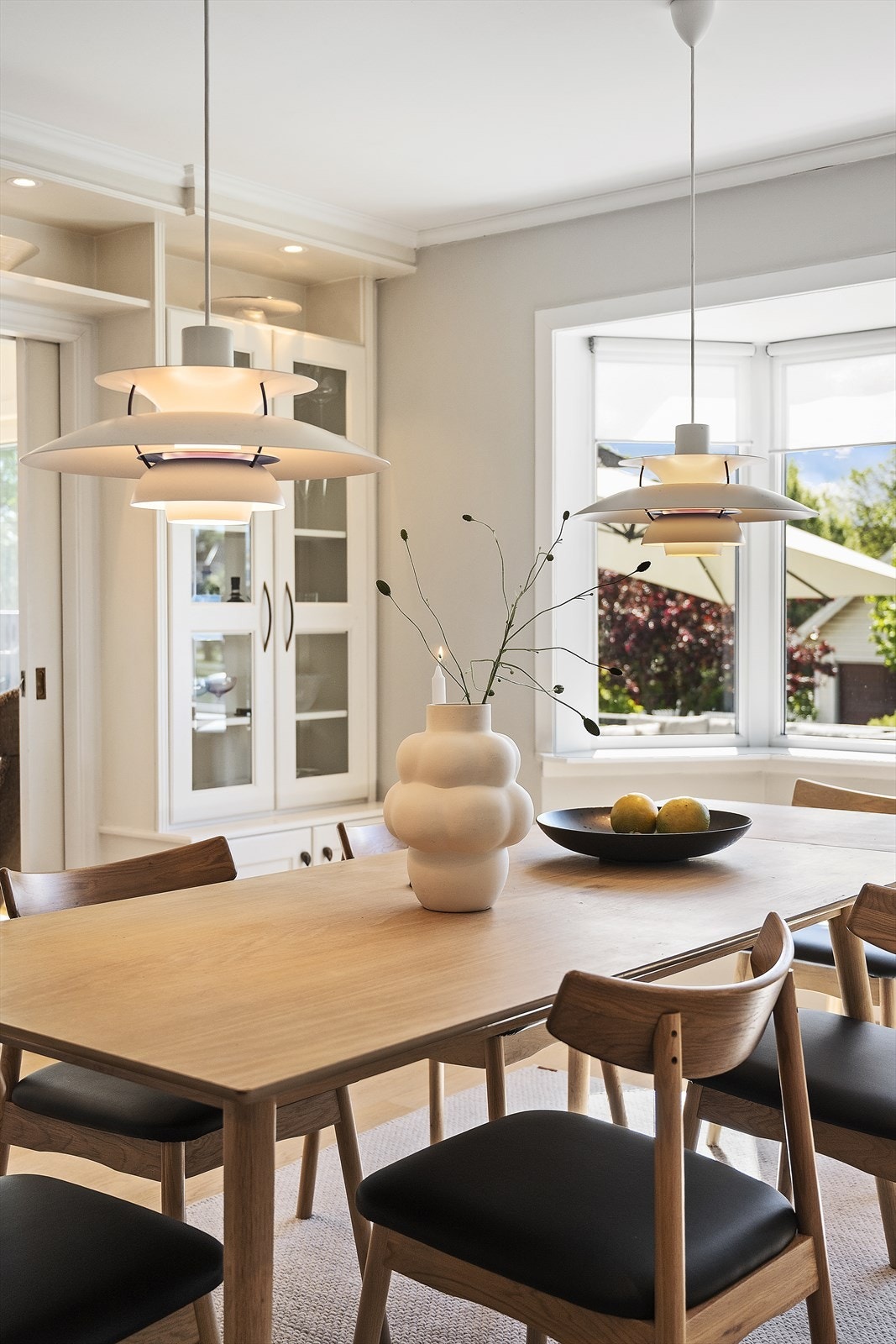 Spisestuen er innredet med plassbygde skap og hyller Galleribilde