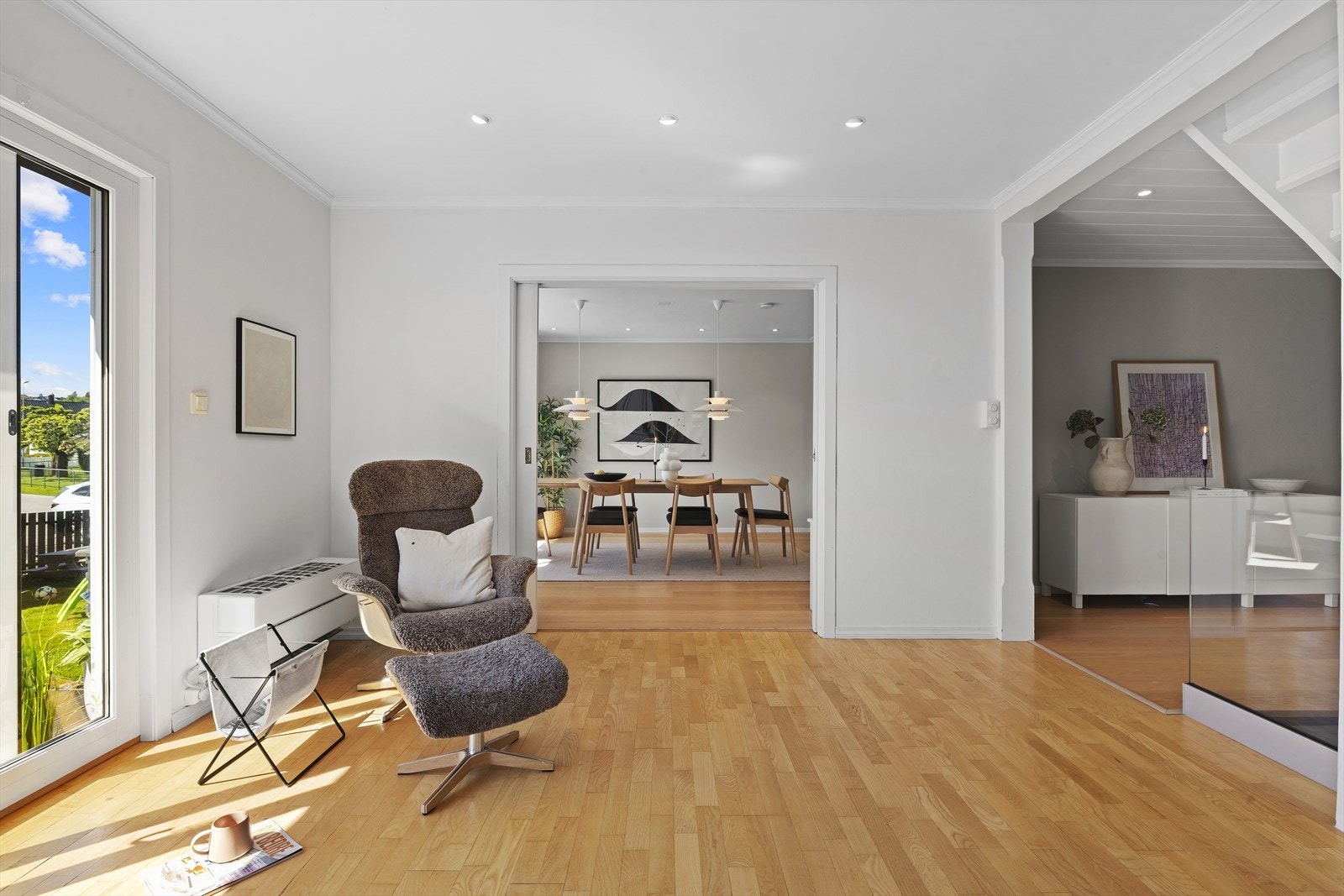 Fra stuen er det videre inngang til spisestuen, via store skyvedører Galleribilde