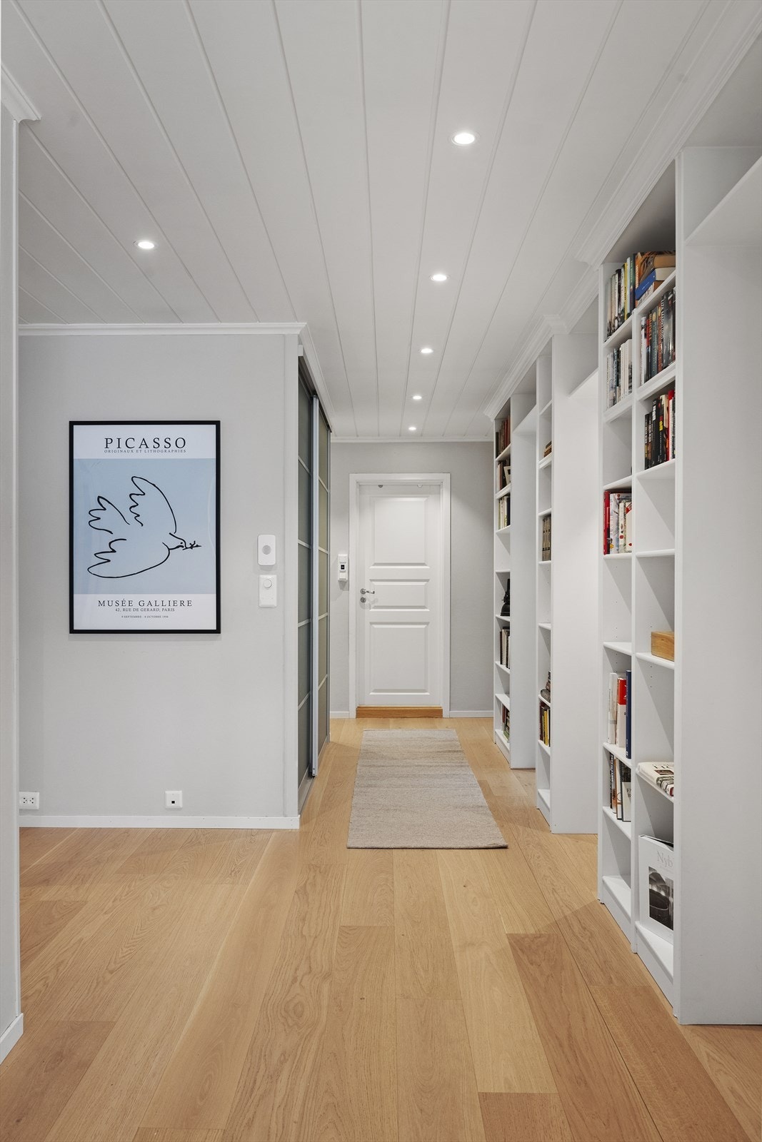 I gangen er det stor skyvedørsgarderobe med gode oppbevaringsmuligheter og plassbygde hyller Galleribilde