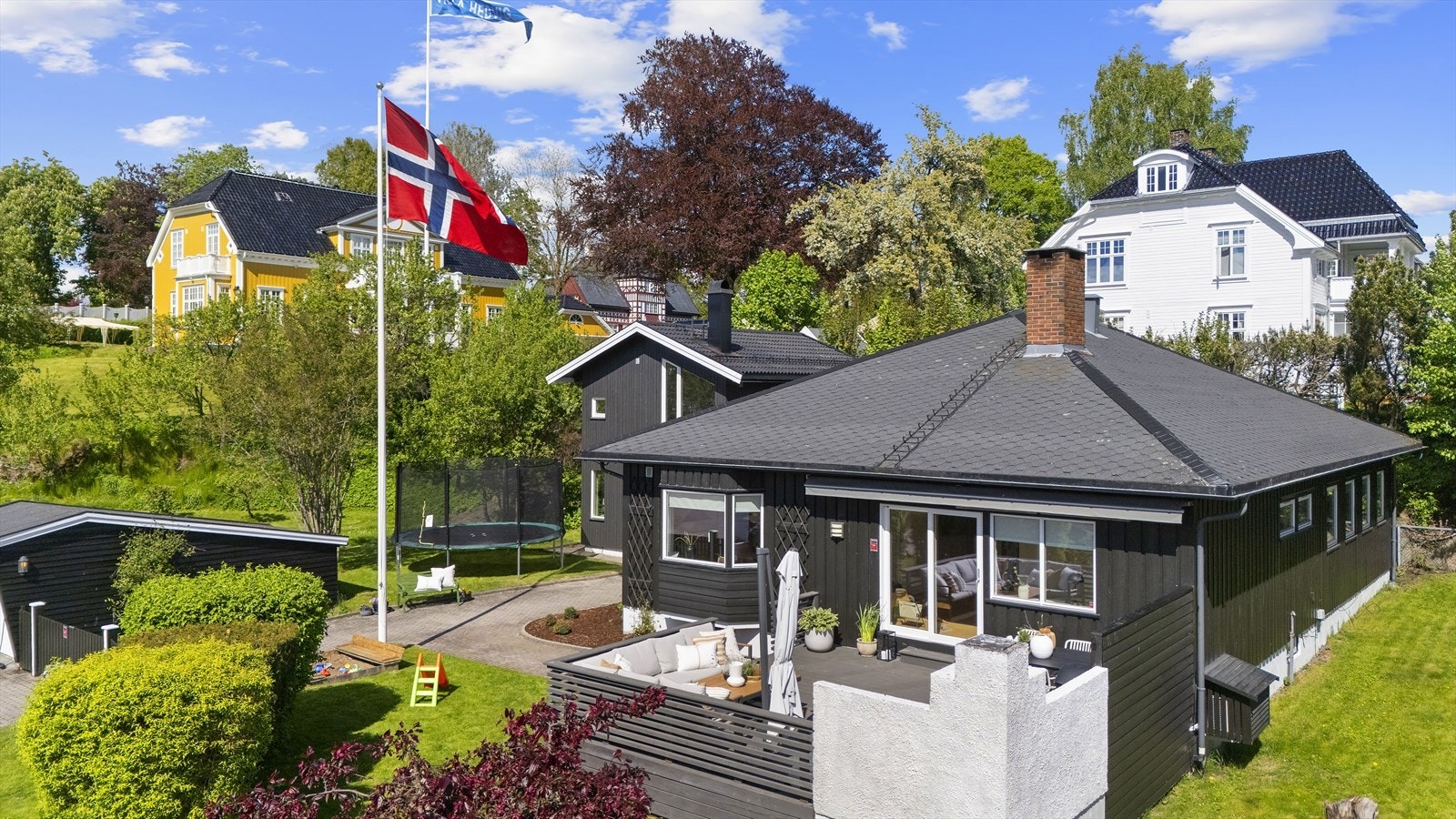 Frittliggende skjermet tomt, med frodig hage og velstelte uteområder som gir en hyggelig og privat atmosfære Galleribilde
