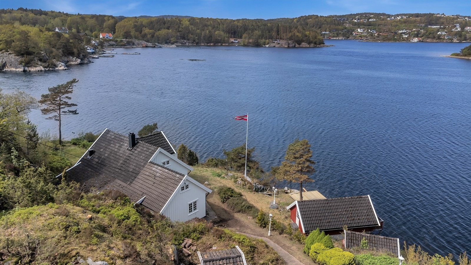 Her lever du med umiddelbar nærhet til sjøen og den vakre skjærgården i Lillesand. Galleribilde