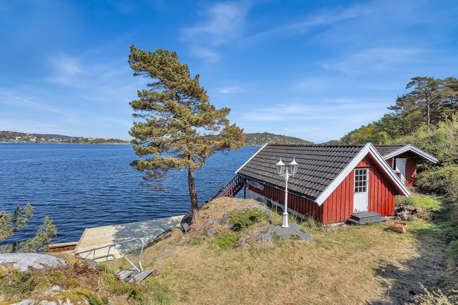 Eget båthus med brygge gir unike muligheter for båt- og sjøliv. Galleribilde