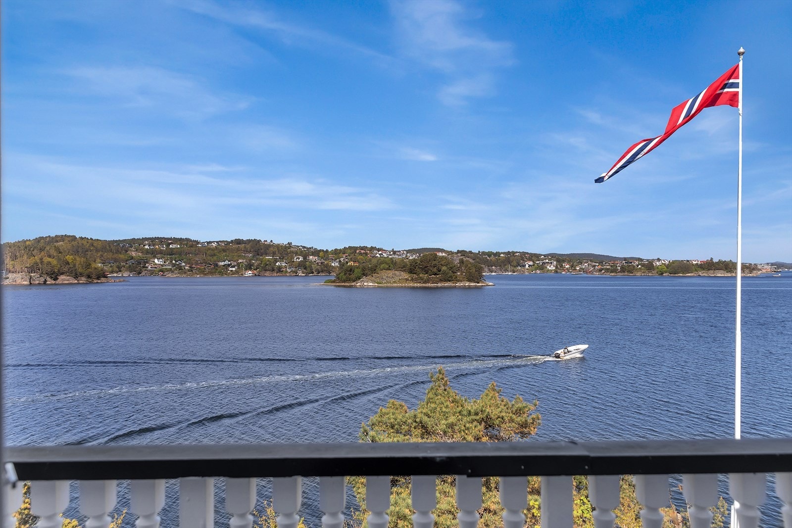 Her kan du nyte utsikten mot Lillesand og skjærgården. Galleribilde