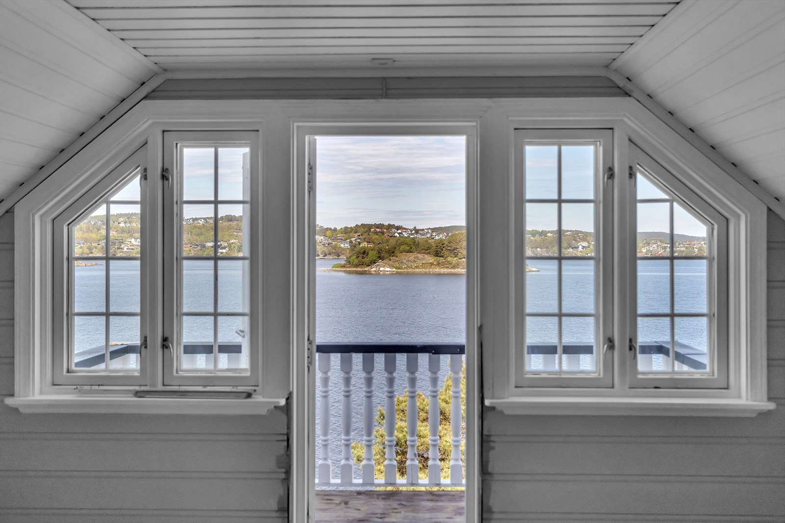 Loftstuen har sjarmerende skråtak og utgang til balkong. Galleribilde