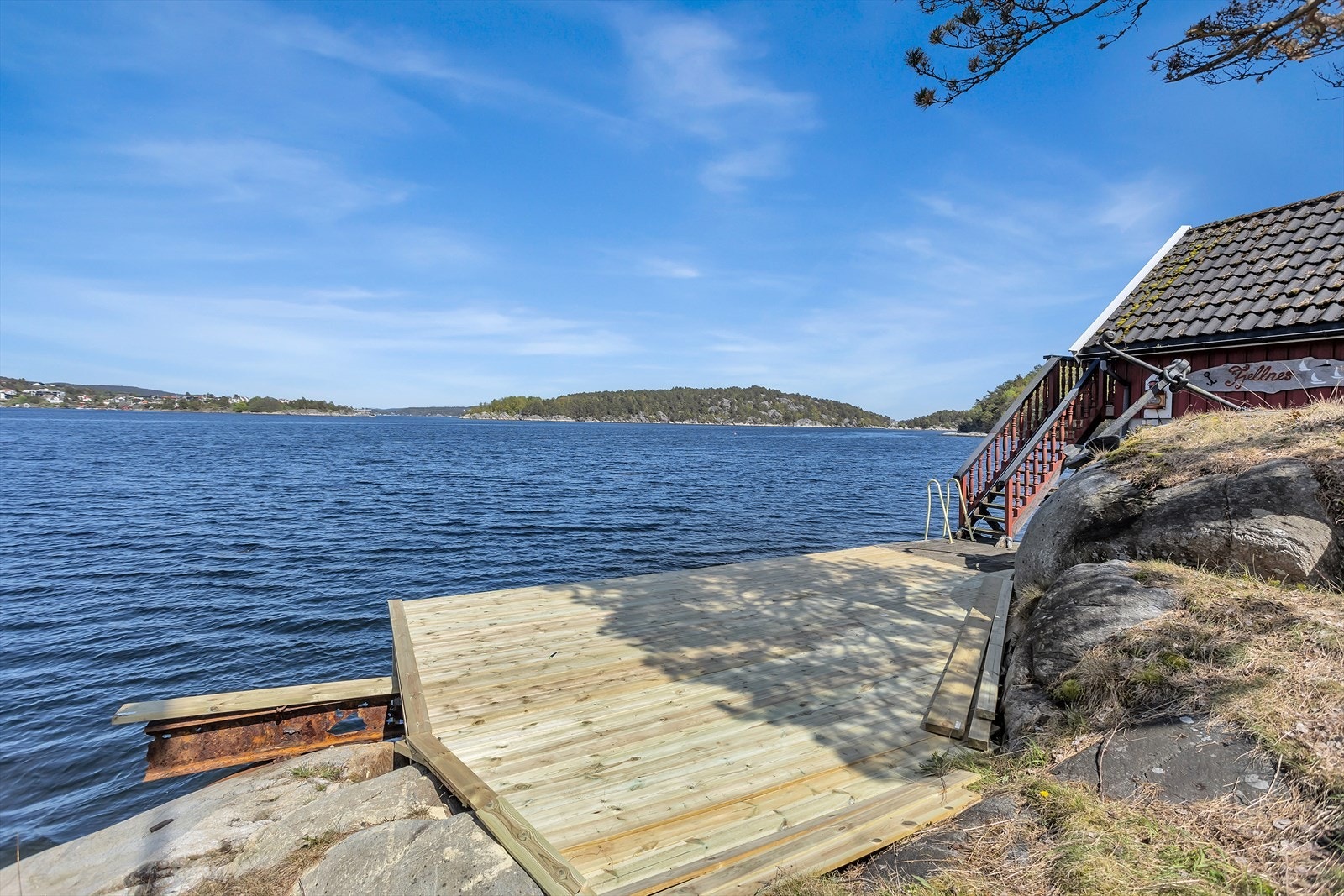Båthuset har en tilhørende brygge med nyere bryggedekke. Galleribilde