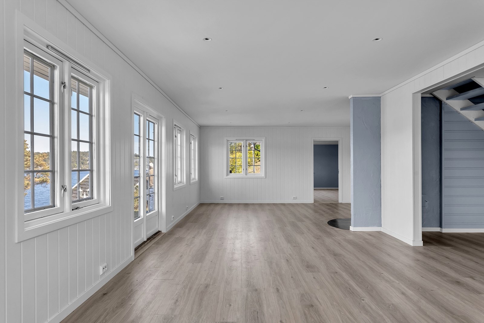 Store vindusflater og flere utganger Galleribilde