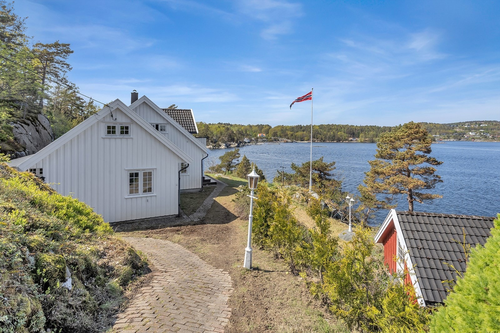 Gangsti med belegningsstein binder sammen uteområdene. Galleribilde