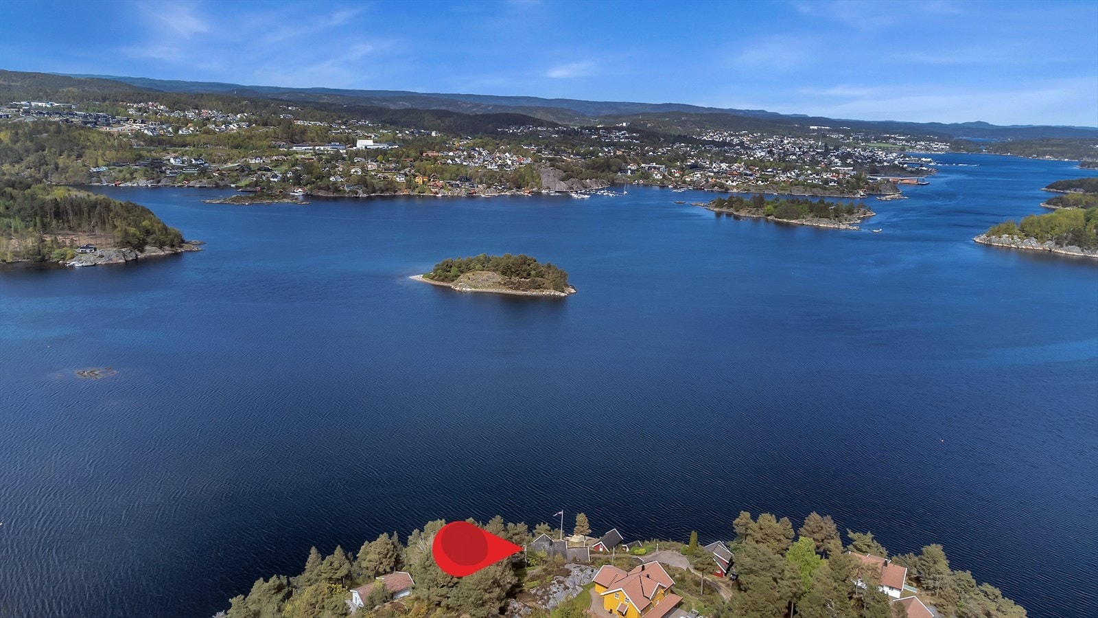 Fra eiendommen er det kort vei over vannet til Lillesand sentrum. Galleribilde