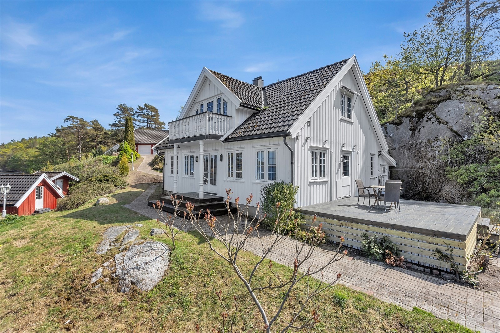 Eneboligen har en stor terrasse på 20 m² med utgang fra stuen Galleribilde