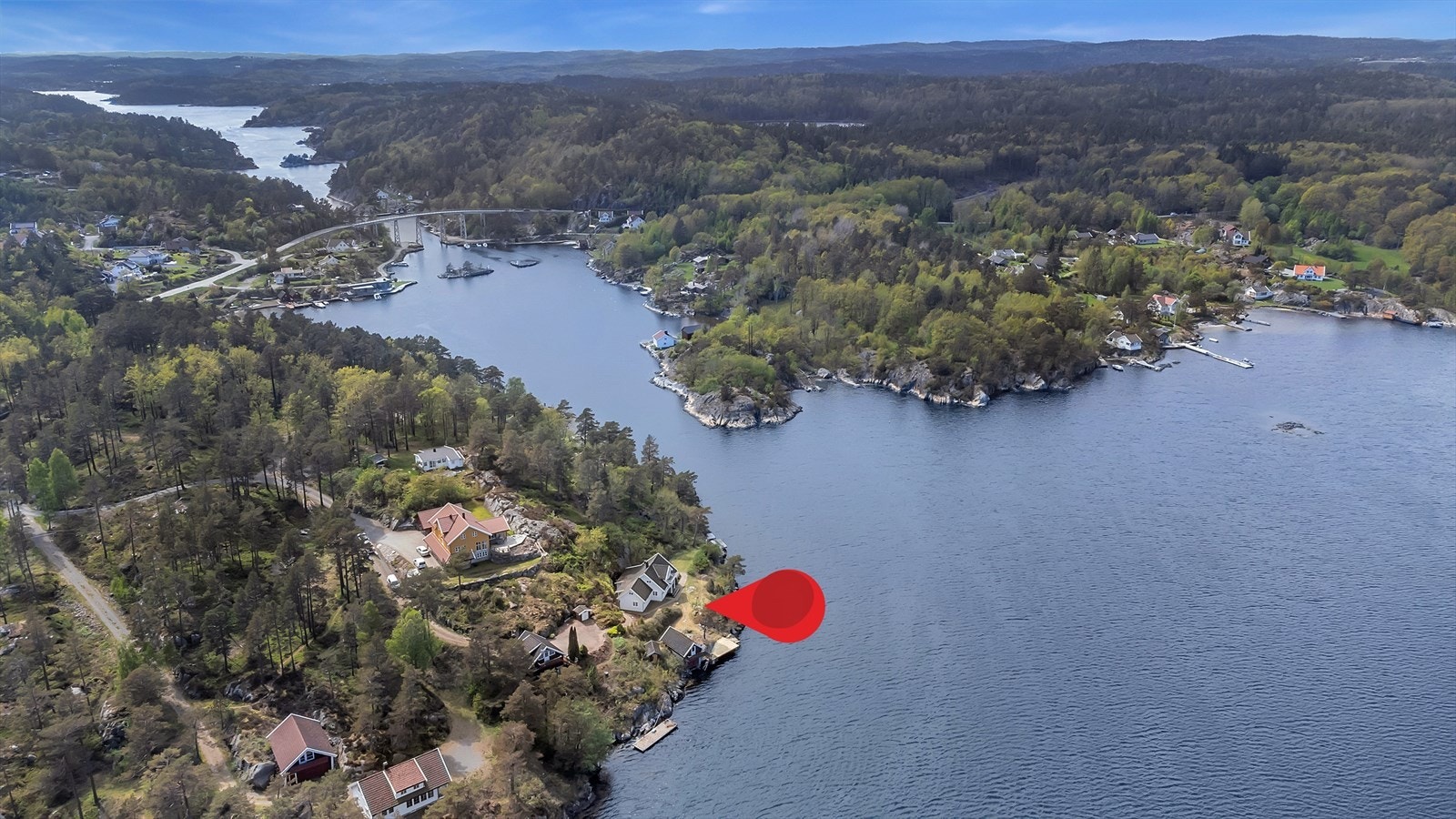 Eiendommen ligger skjermet til på en odde, med vidstrakt utsikt over sjøen. Galleribilde