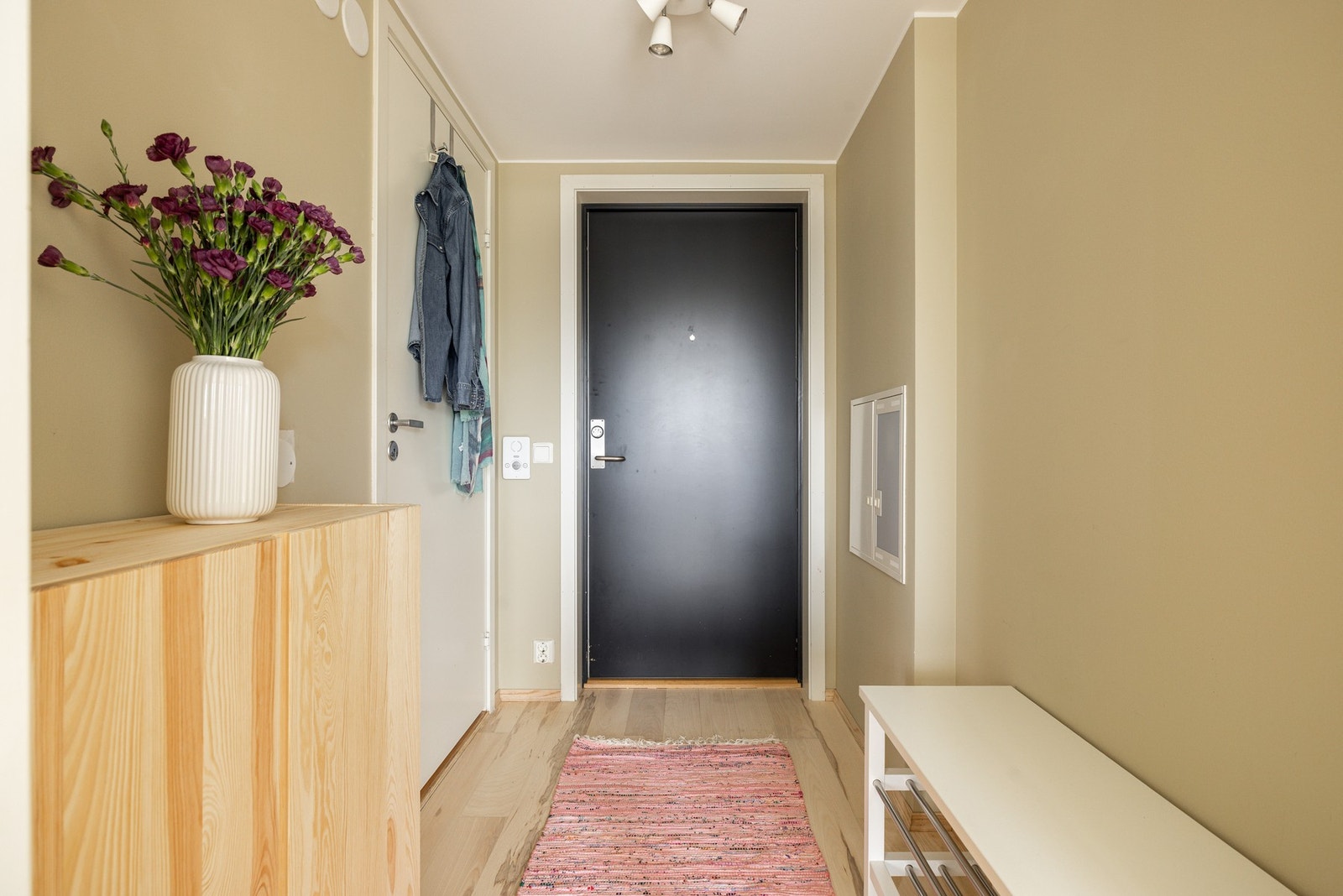 Entre med plass til sko og yttertøy. Ytterligere lagringsplass finnes i kjellerbod. Galleribilde