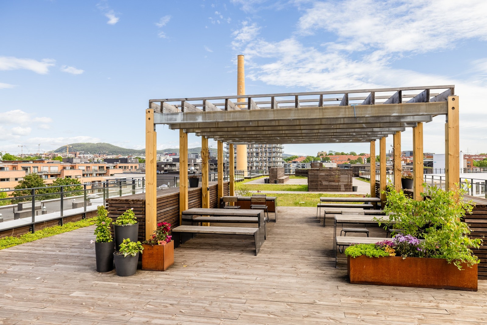 Takterrassen er pent opparbeidet og har sol hele dagen i tillegg til nydelig utsikt. Galleribilde