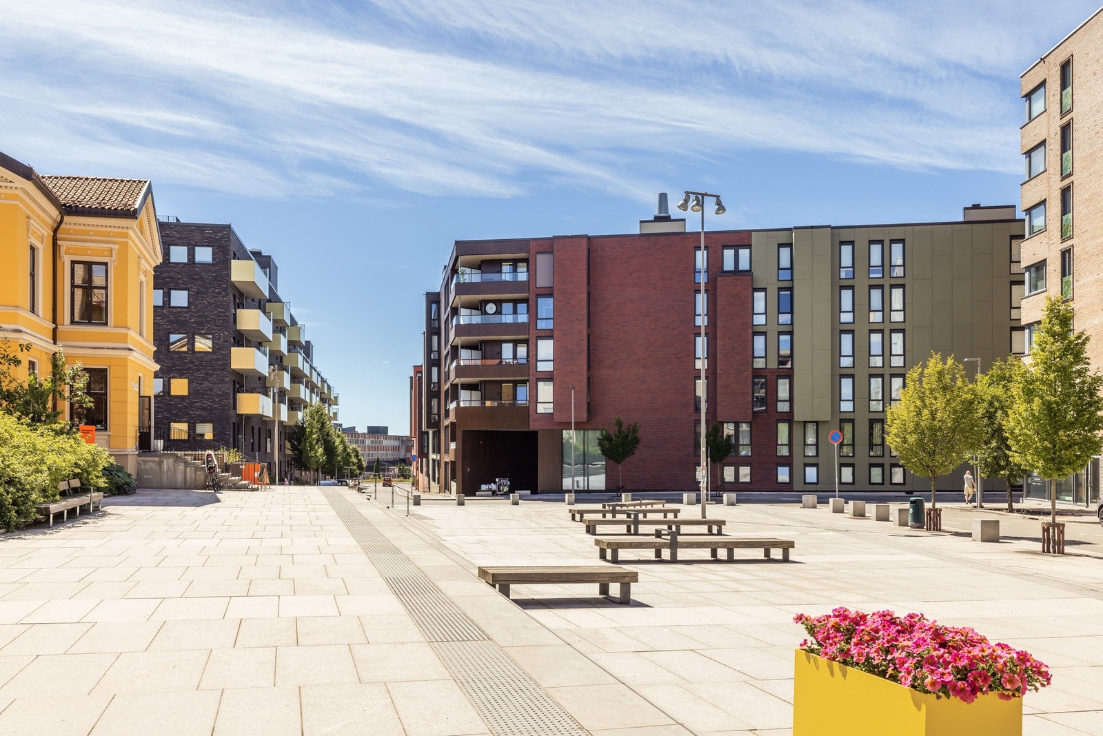 På torget finnes i tillegg søndagsåpen butikk med pakkebokser. Galleribilde