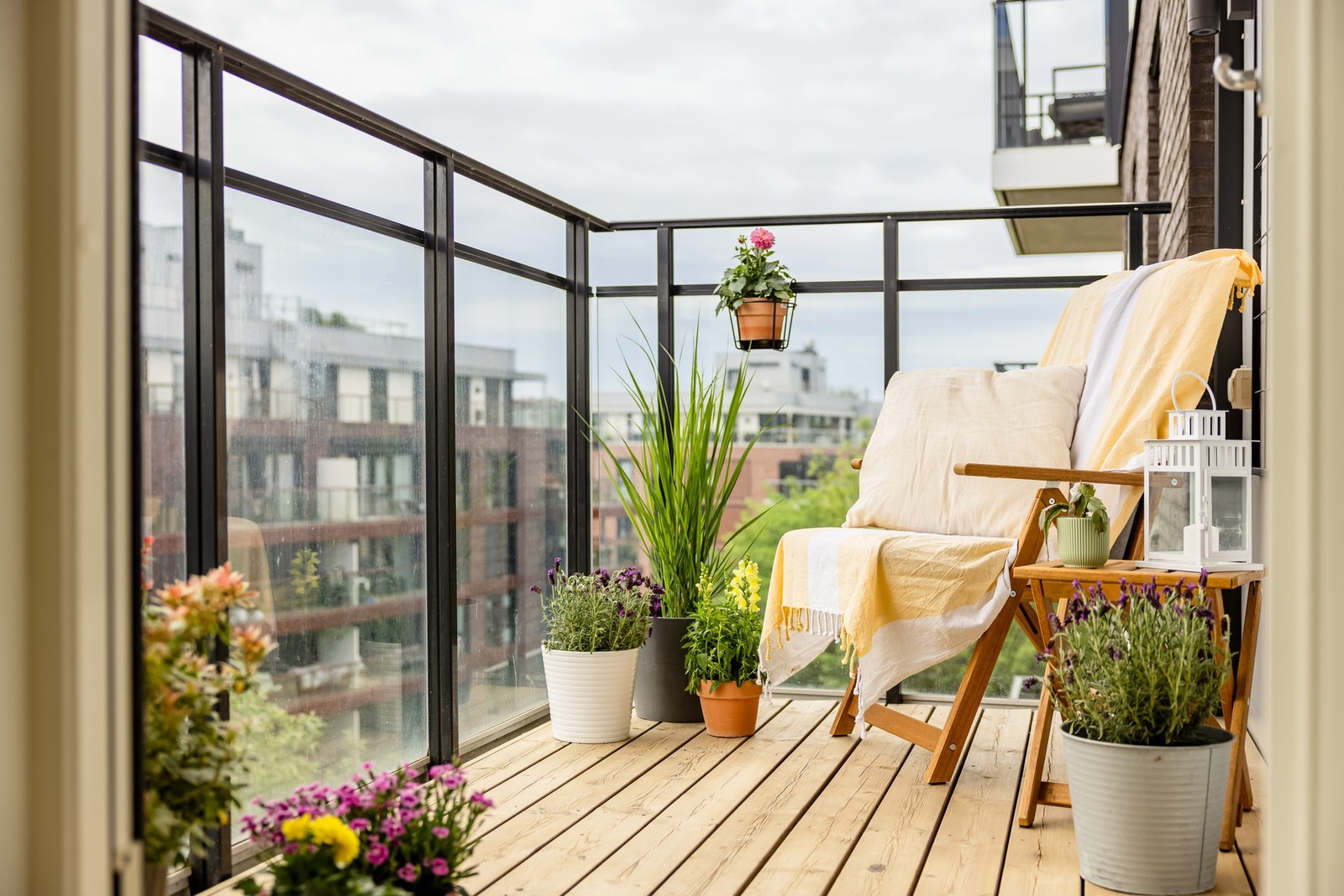 På balkongen har man solen om sommeren fra tidlig morgen til rundt klokka 14.00 i følge selger. Galleribilde