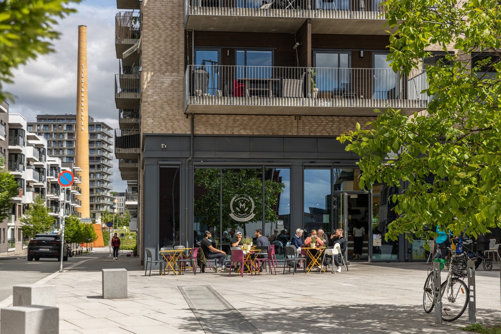 På torget finnes en koselig fransk cafe med med deilig kaffe, bakverk og knallgod pizza. Galleribilde