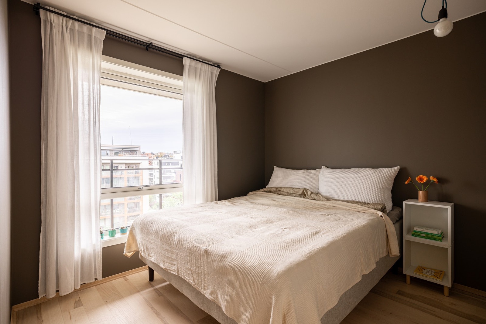 Soverommet vender inn mot rolig gårdsrom og balkongen. Galleribilde