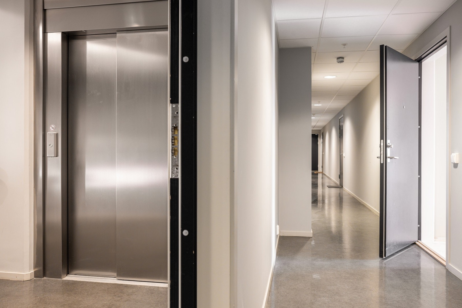 Det er trappefri adkomst både til leiligheten og kjellerbod via heis. Galleribilde