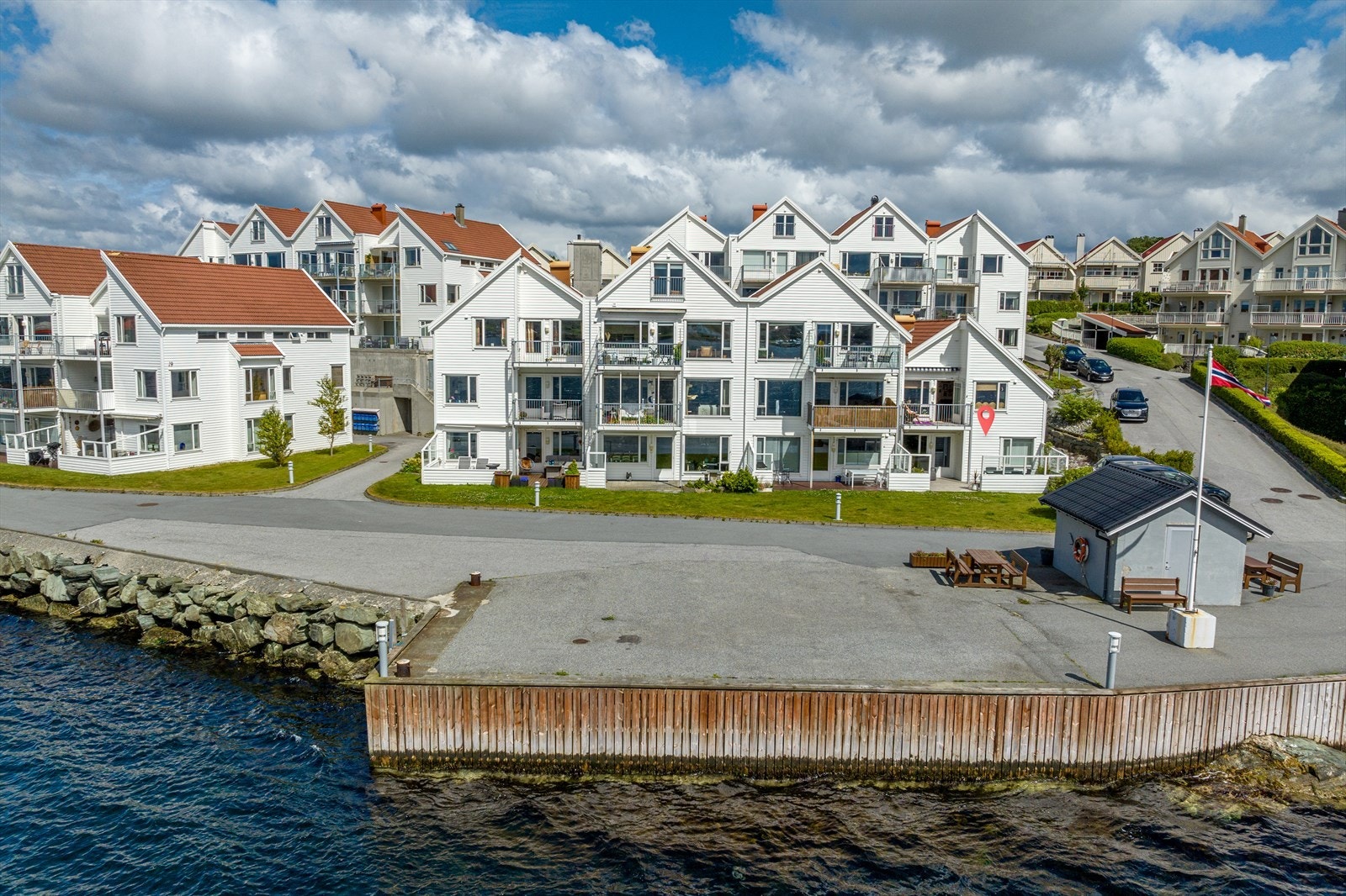 Velkommen til Hansastø 21! Leiligheten ligger i fremste rekke mot sjøen. Foto: Vestbris Galleribilde