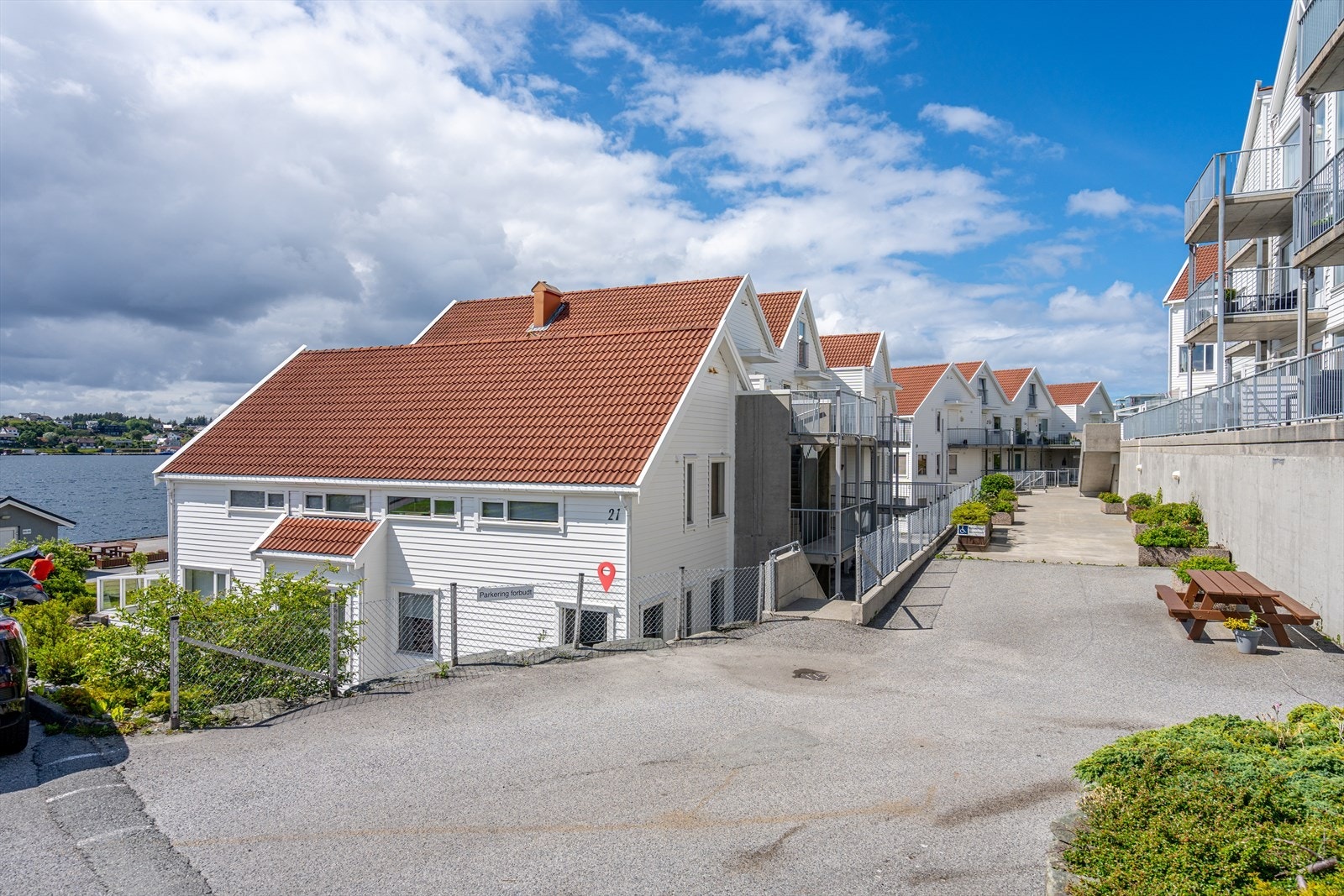 Inngangsparti fra gateplan og enkel adkomst fra garasjeanlegget. Galleribilde