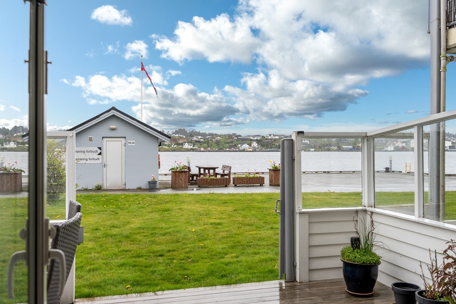 Fra uteplassen har du umiddelbar nærhet til fellesarealer og sjøen. Galleribilde