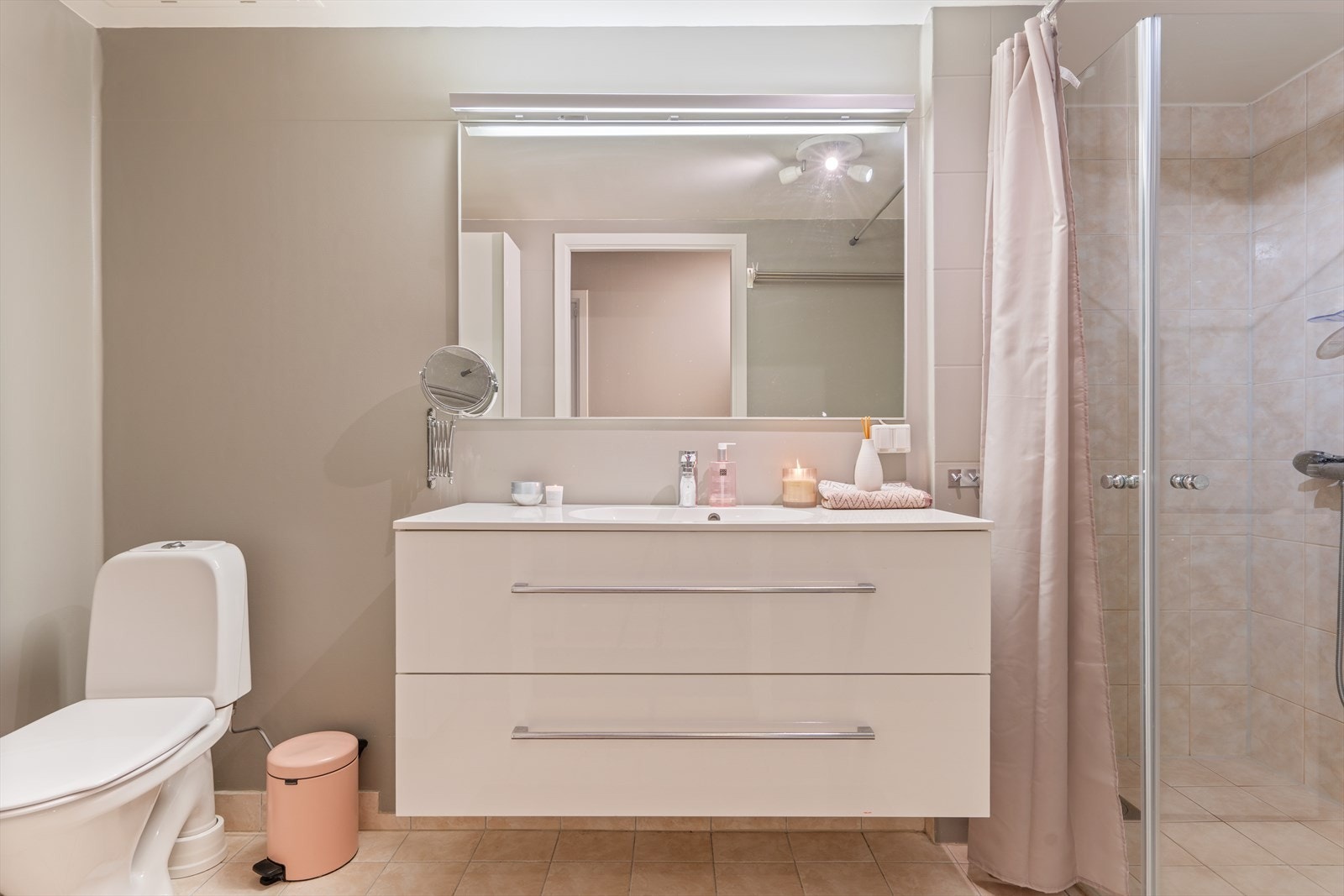 Badet har flislagt gulv med elektriske varmekabler og innredning med nedfelt servant. Galleribilde