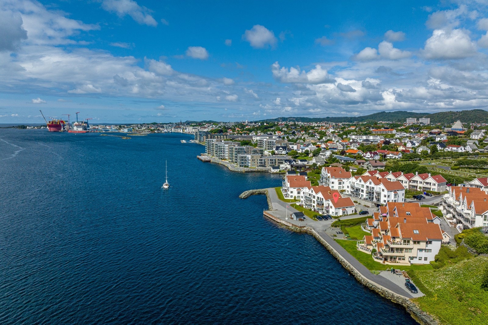 Leiligheten ligger i fremste rekke med utsikt over Karmsundet. Galleribilde