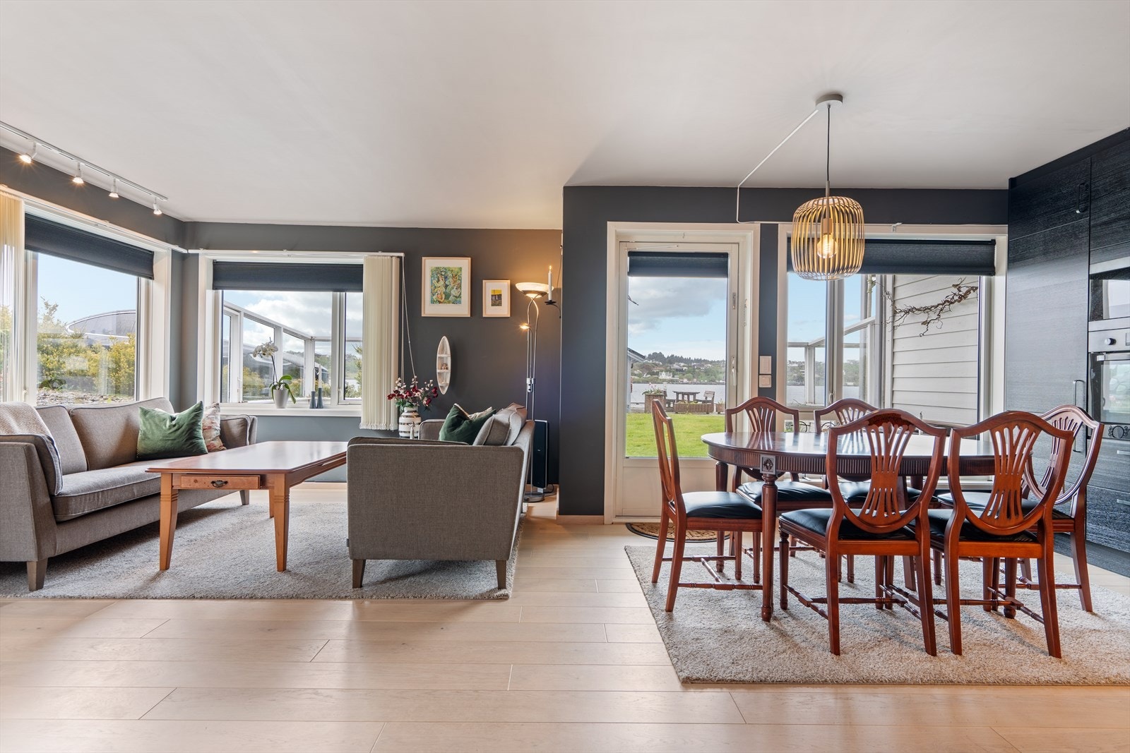 Fra stuen er det utgang til vestvendt terrasse. Galleribilde