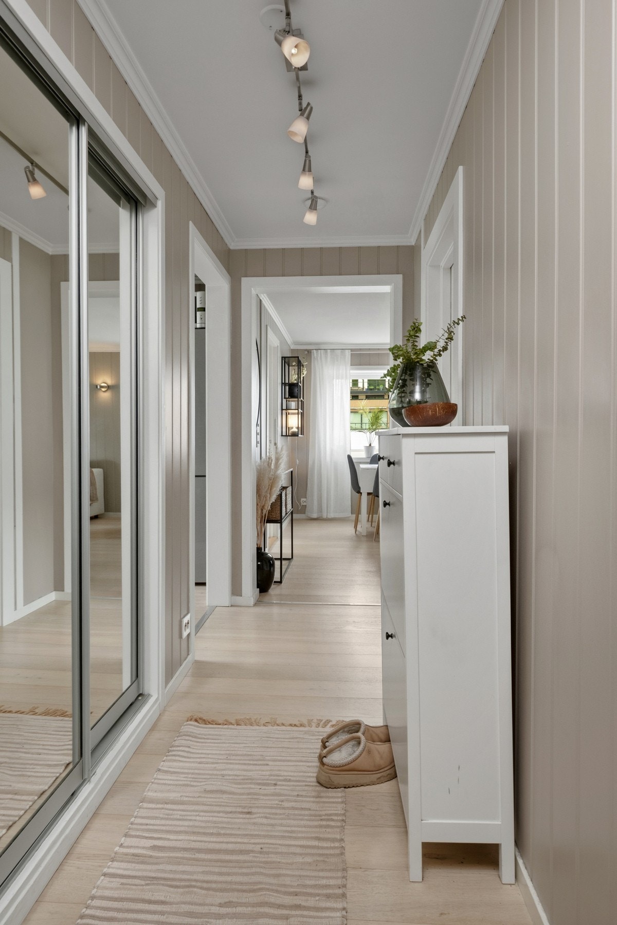 Praktisk entré med plass til oppbevaring av yttertøy og sko. Galleribilde