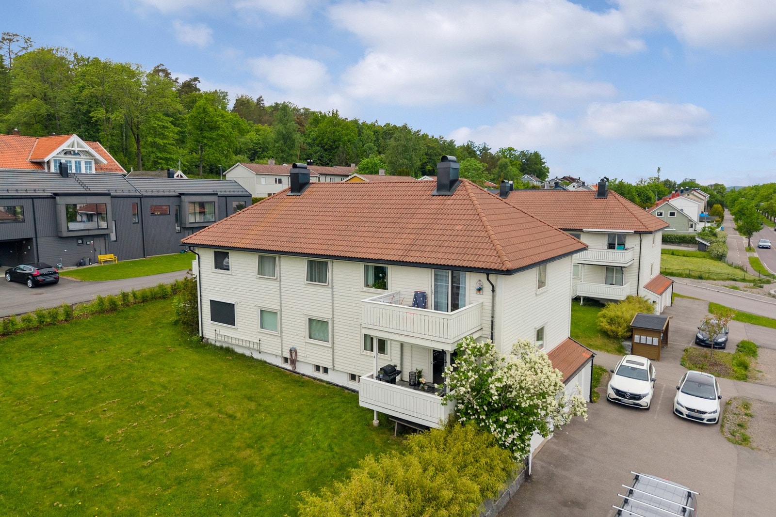 Eiendommen ligger i et sentralt og etablert boligområde på Kaldnes i Tønsberg kommune, like ved Tønsberg sentrum. I gangavstand ligger Færder videregående skole. Galleribilde