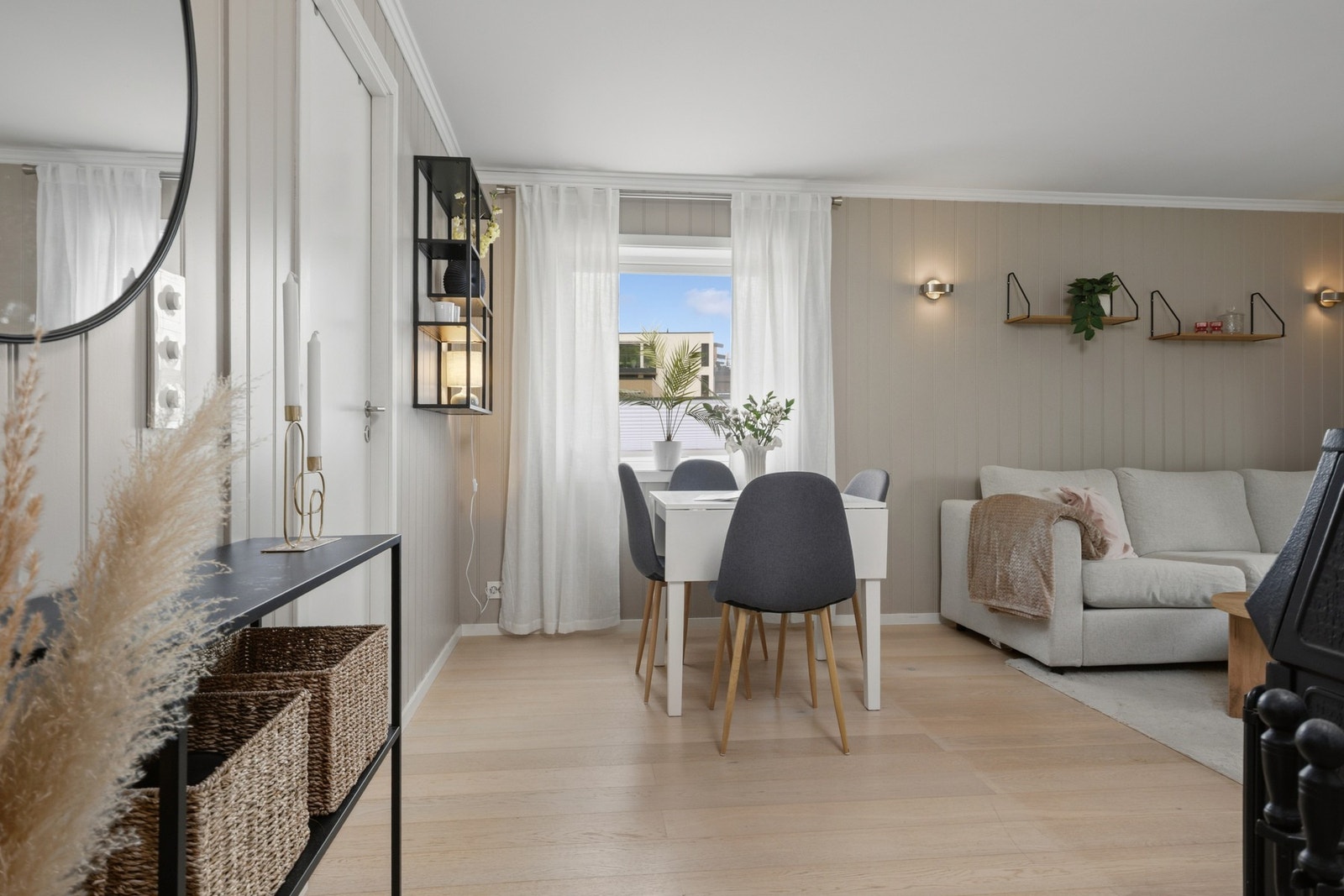 Lys og innbydende stue med store vindusflater som slipper inn rikelig med naturlig lys. Galleribilde