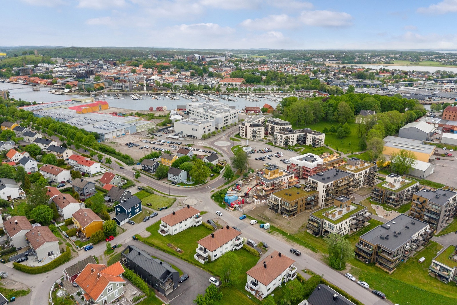Stedet ligger idyllisk til rett ved byfjorden, bryggene, båthavn og gode rekreasjonsområder. Det er også kort vei til Teieskogen med nydelige turområder, noe som gir god avkobling året rundt. Galleribilde