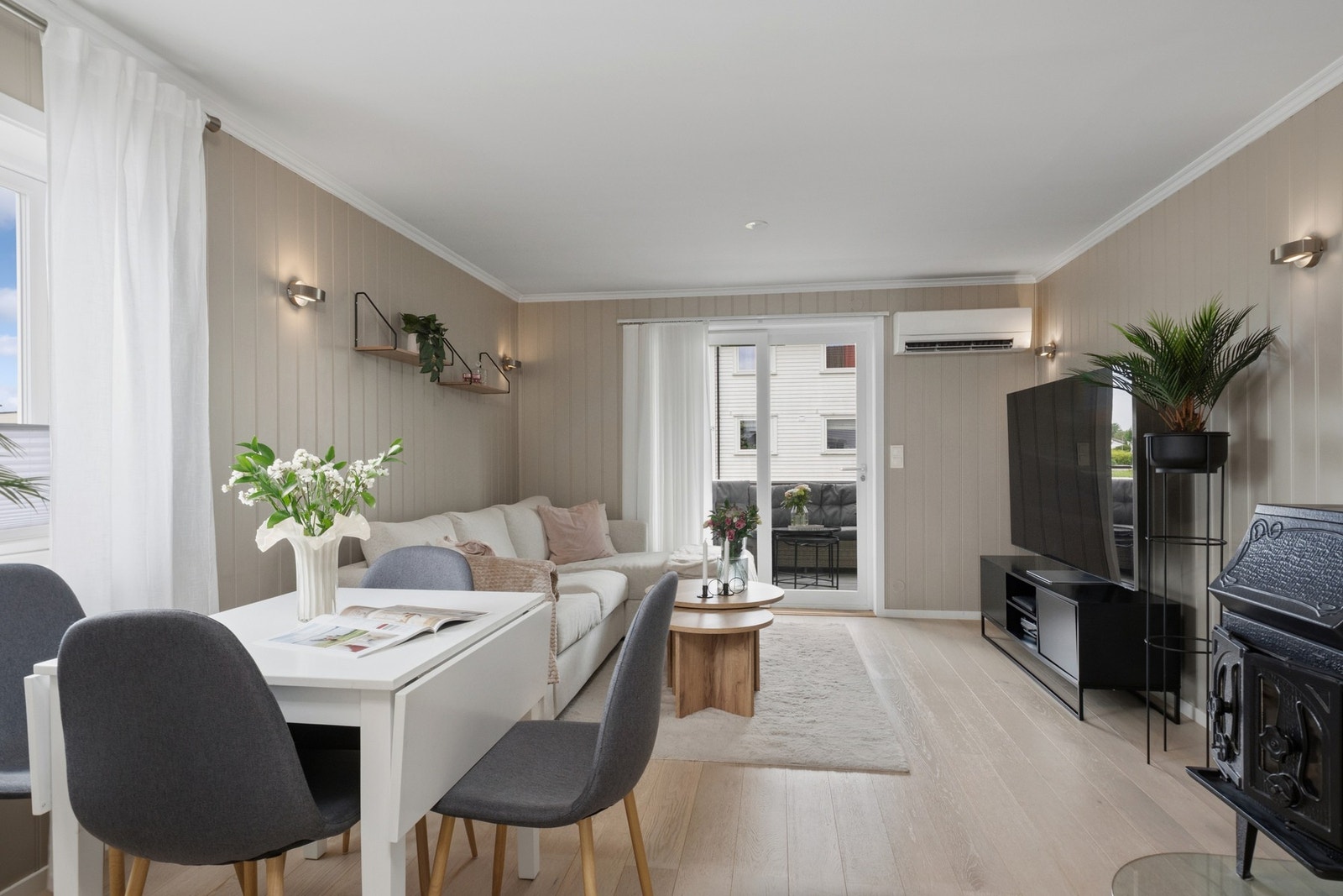 Lys og hyggelig stue med god plass til både sofagruppe og spisebord. Galleribilde