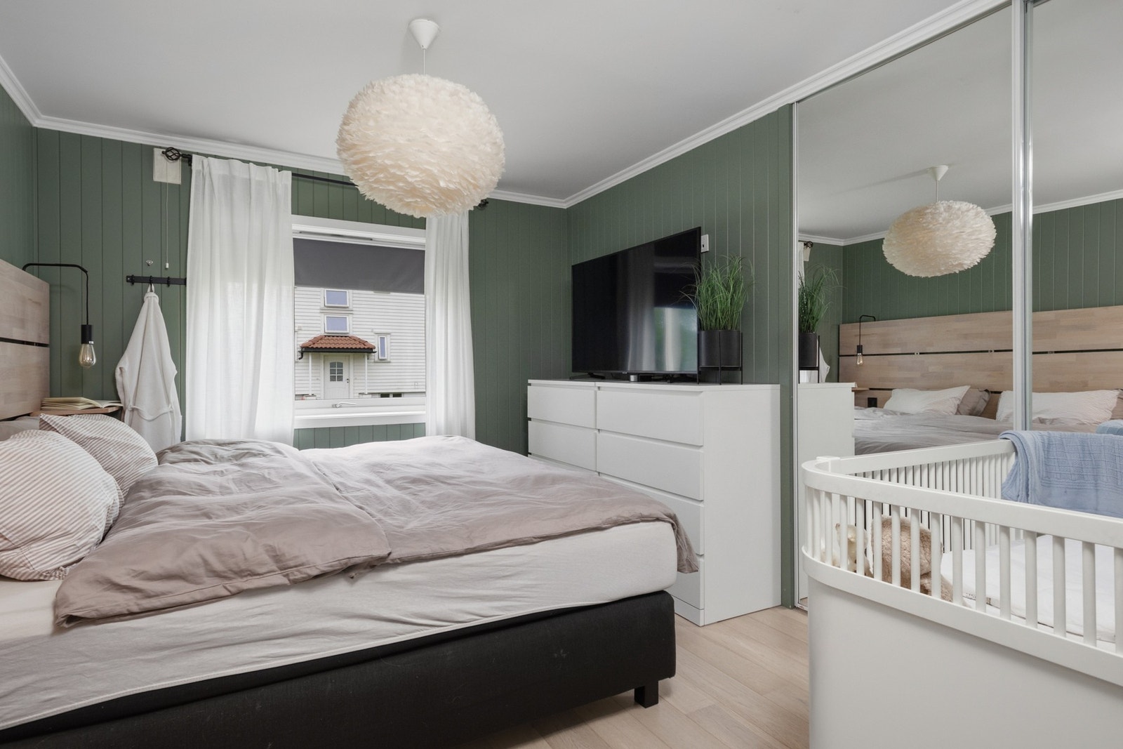 Hovedsoverom med god plass til dobbeltseng og tilhørende møblement. God plass i skyvedørsgarderobe. Galleribilde