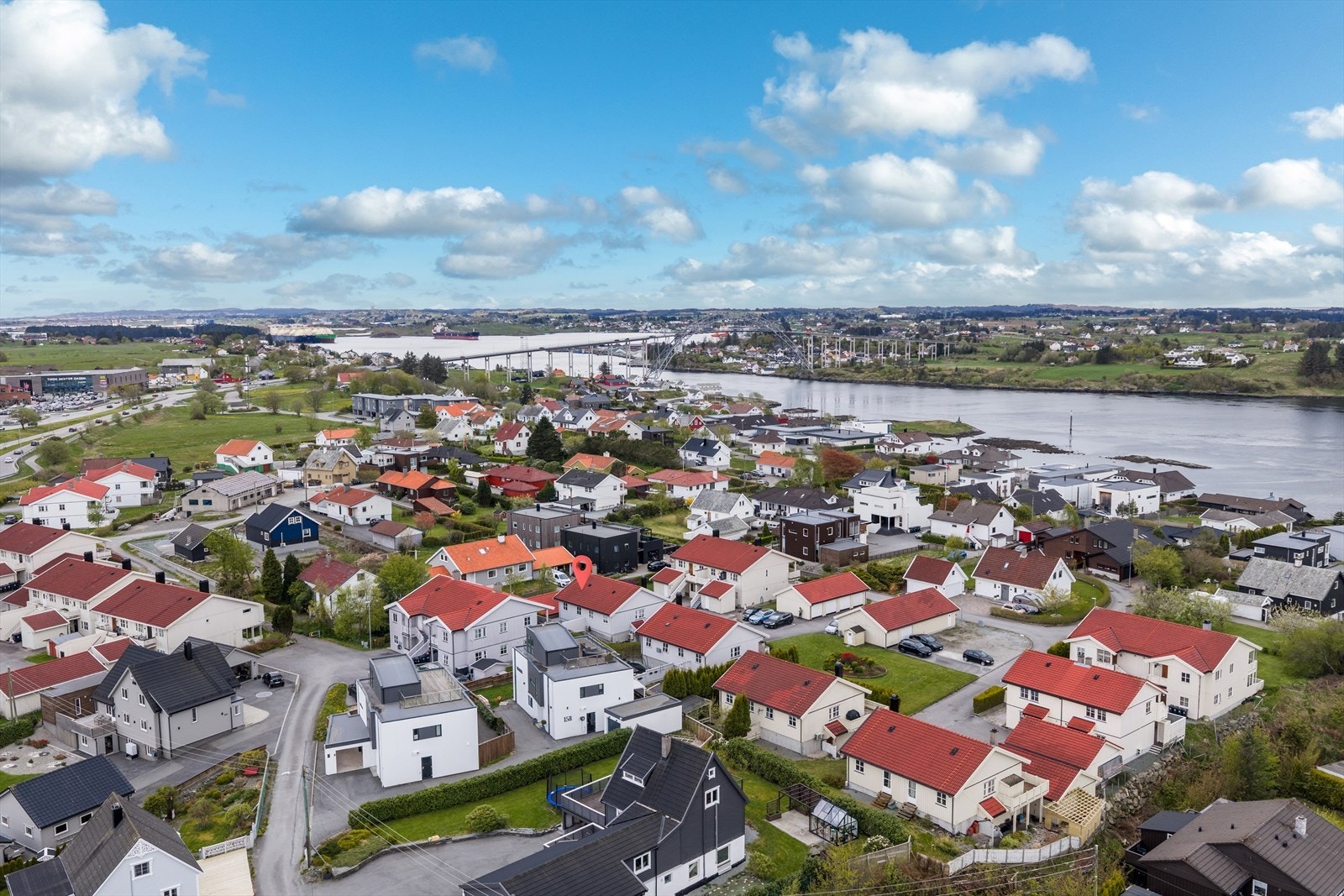 Eiendommen ligger sentralt til, med kun 246 meter til sjøen og kort vei til Haugesund sentrum. Galleribilde
