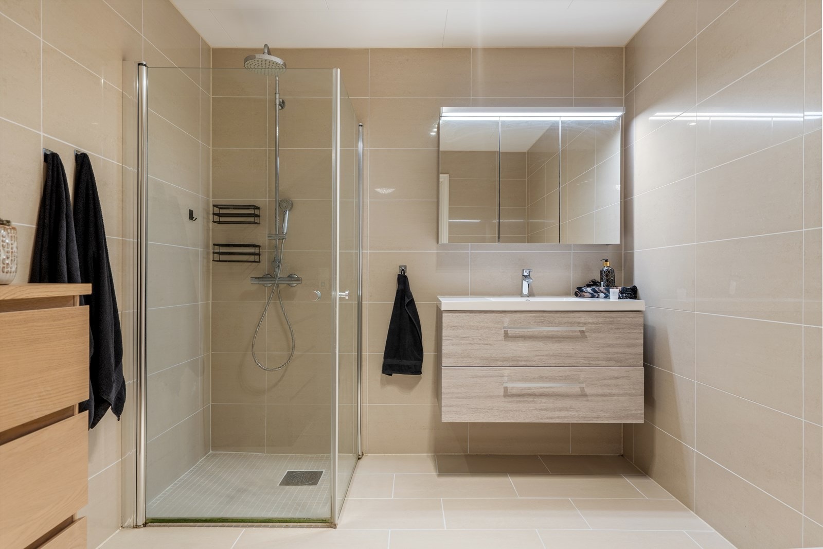 Badet i underetasjen har flislagt gulv med elektriske varmekabler og dusjhjørne med glassvegger. Galleribilde
