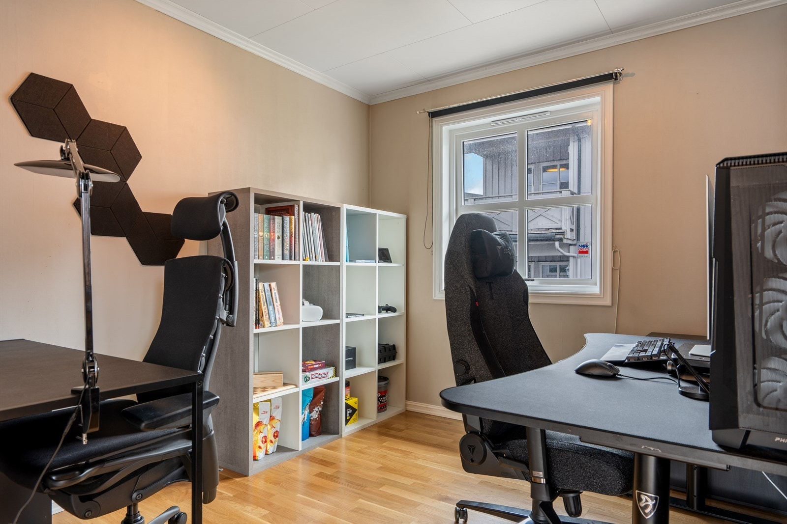 Boligen har totalt tre soverom. Dette rommet i første etasje er i dag innredet som kontor. Galleribilde